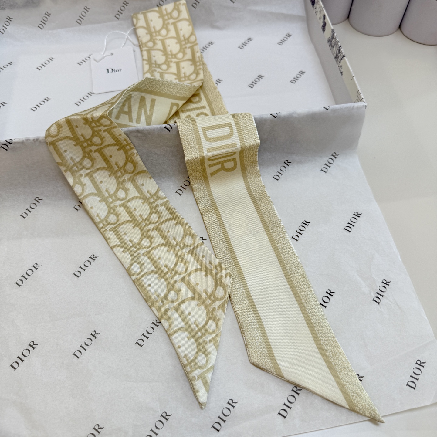 💰新款💞这款 迪奥Montaigne Mitzah 发带丝巾从标志性的 Dior 精品店地址汲取灵感，老