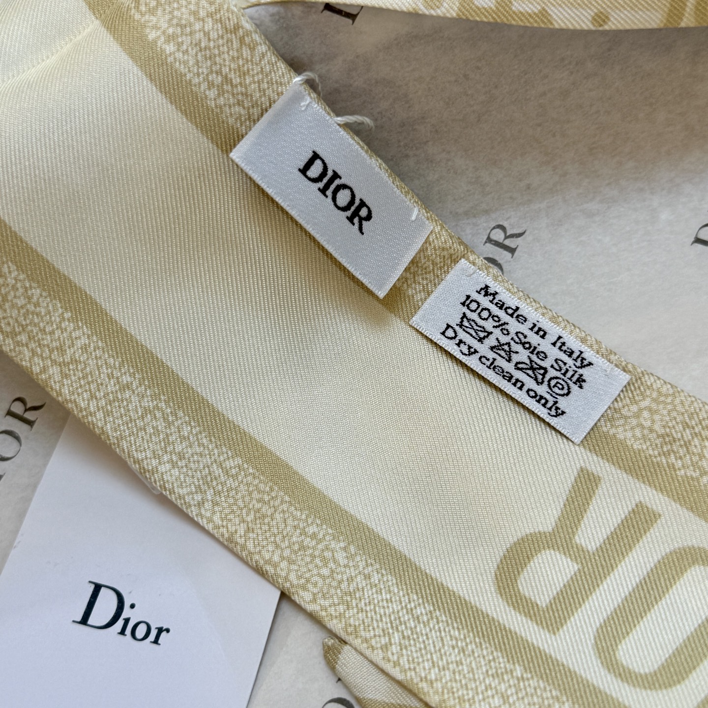 💰新款💞这款 迪奥Montaigne Mitzah 发带丝巾从标志性的 Dior 精品店地址汲取灵感，老