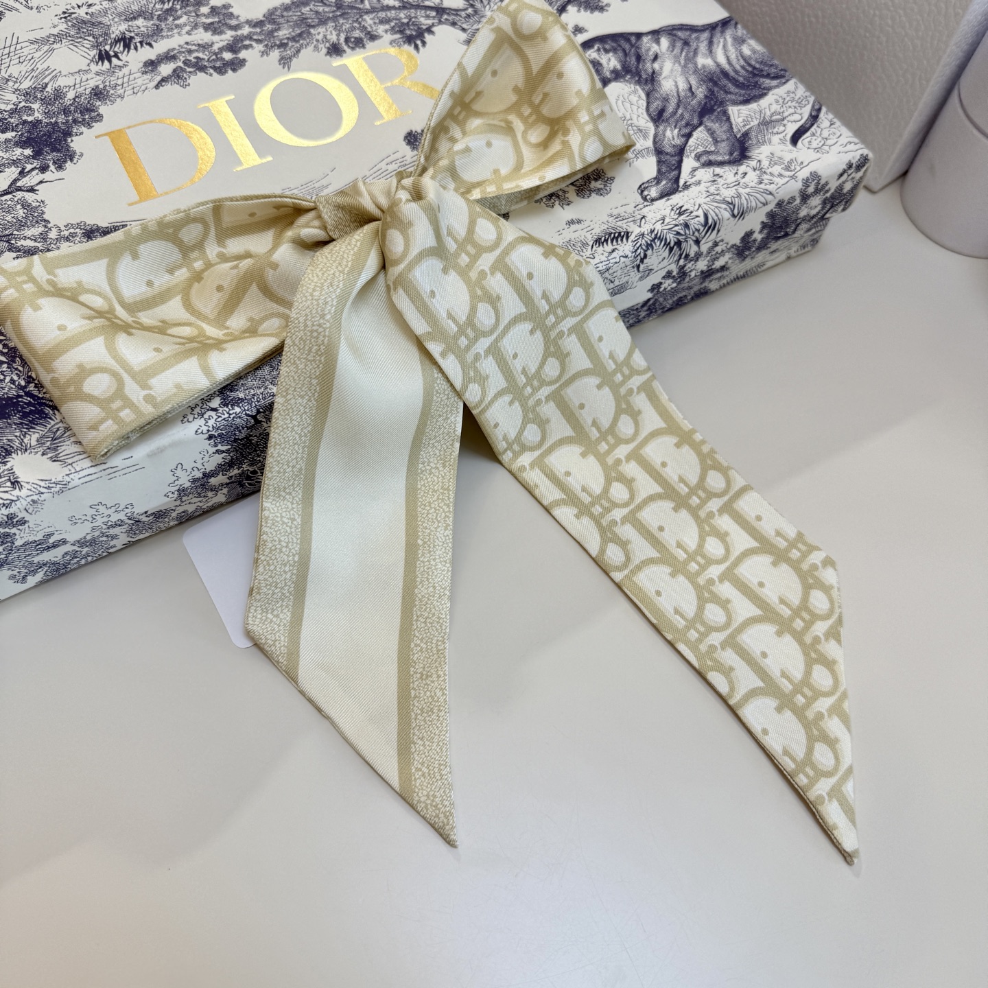 💰新款💞这款 迪奥Montaigne Mitzah 发带丝巾从标志性的 Dior 精品店地址汲取灵感，老