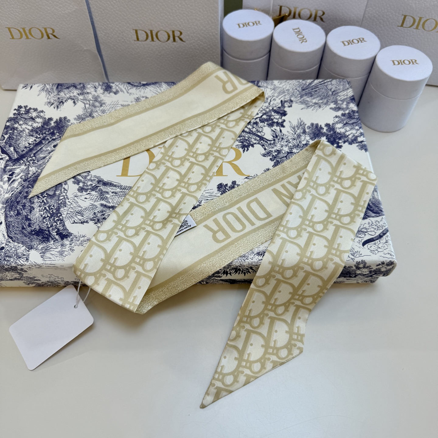 💰新款💞这款 迪奥Montaigne Mitzah 发带丝巾从标志性的 Dior 精品店地址汲取灵感，老