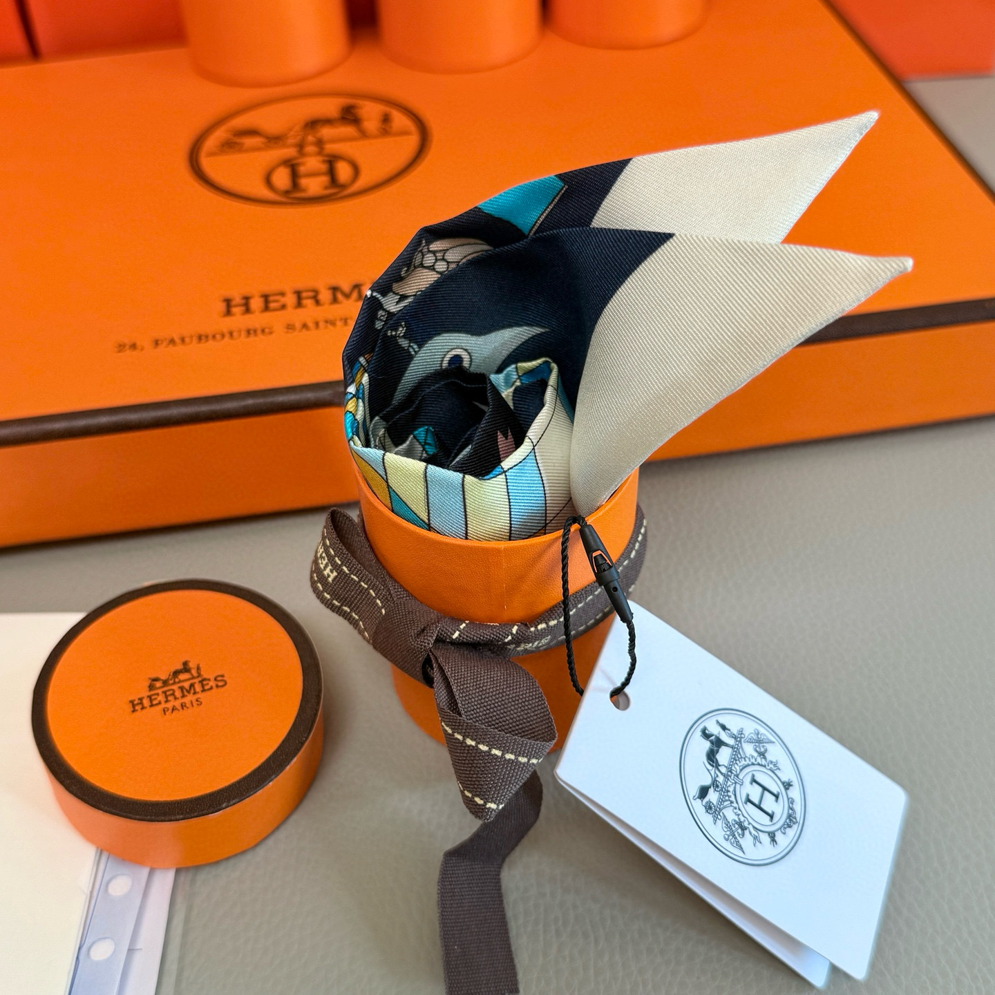 爱马仕Hermes “翱翔天际之梦”Twilly小丝巾
Twilly小丝巾（100%桑蚕丝）。
这款小巧