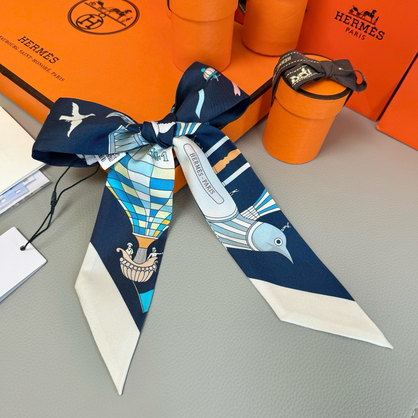 爱马仕Hermes “翱翔天际之梦”Twilly小丝巾
Twilly小丝巾（100%桑蚕丝）。
这款小巧