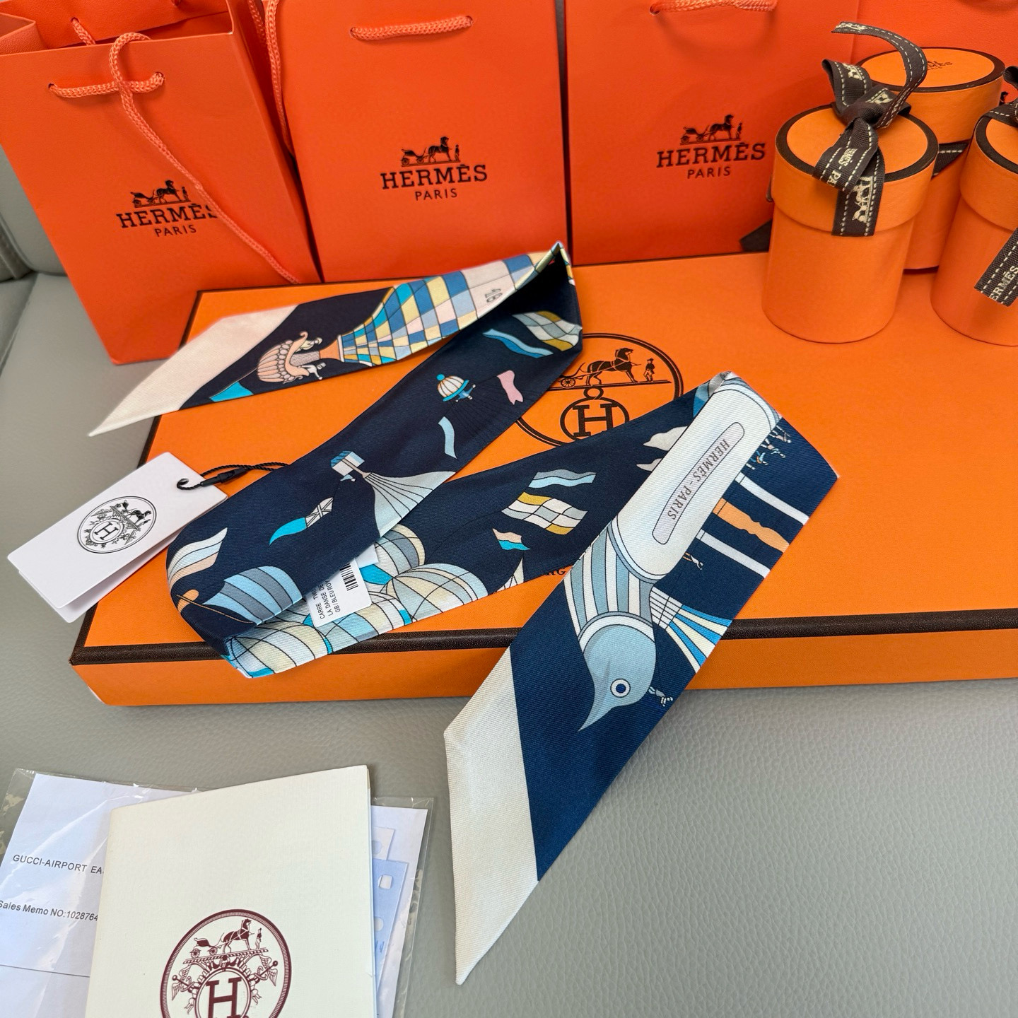 爱马仕Hermes “翱翔天际之梦”Twilly小丝巾
Twilly小丝巾（100%桑蚕丝）。
这款小巧