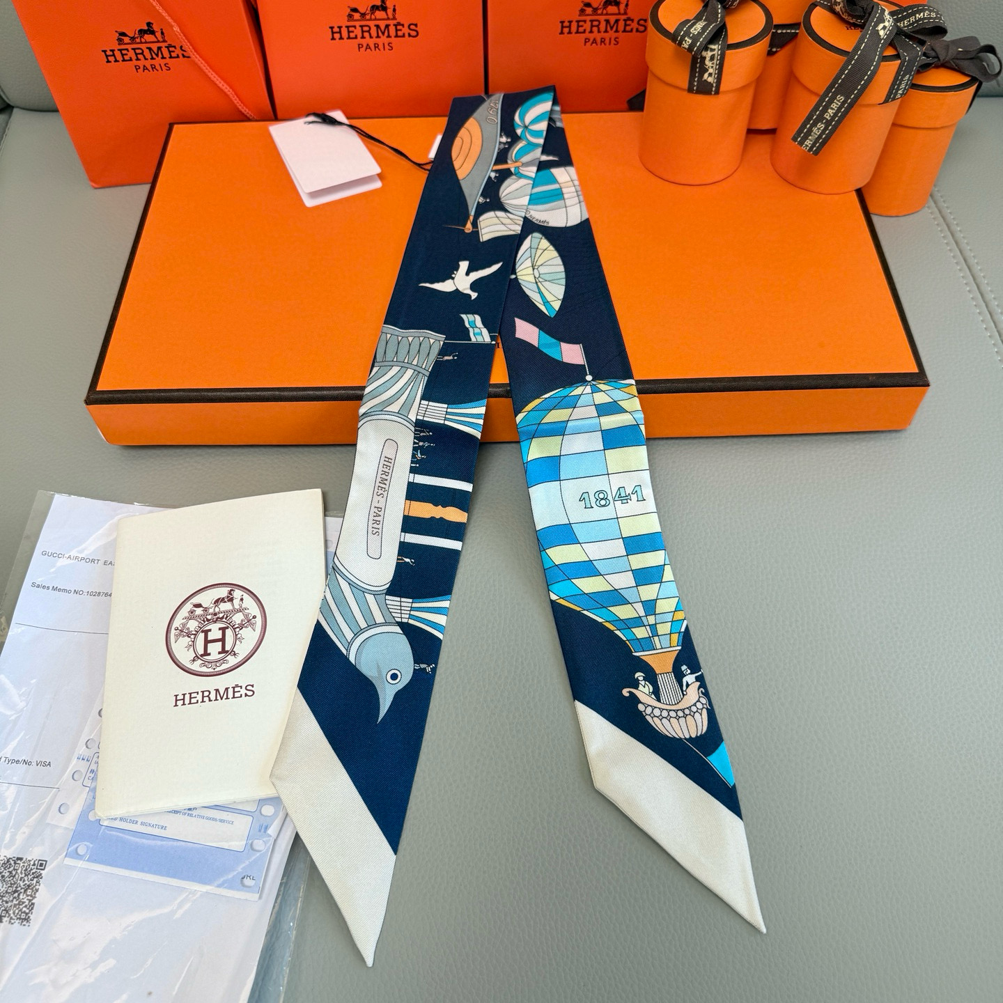 爱马仕Hermes “翱翔天际之梦”Twilly小丝巾
Twilly小丝巾（100%桑蚕丝）。
这款小巧