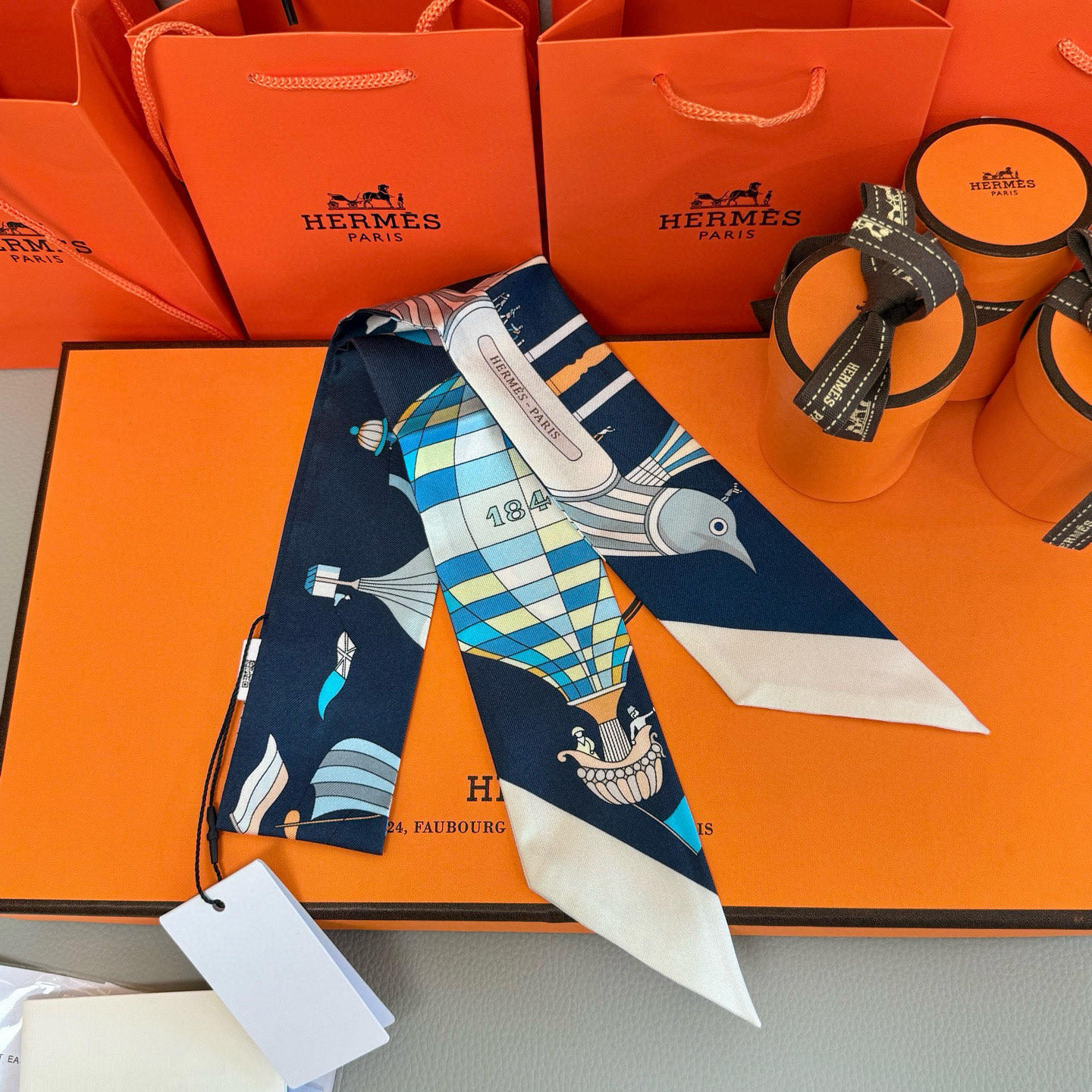 爱马仕Hermes “翱翔天际之梦”Twilly小丝巾
Twilly小丝巾（100%桑蚕丝）。
这款小巧