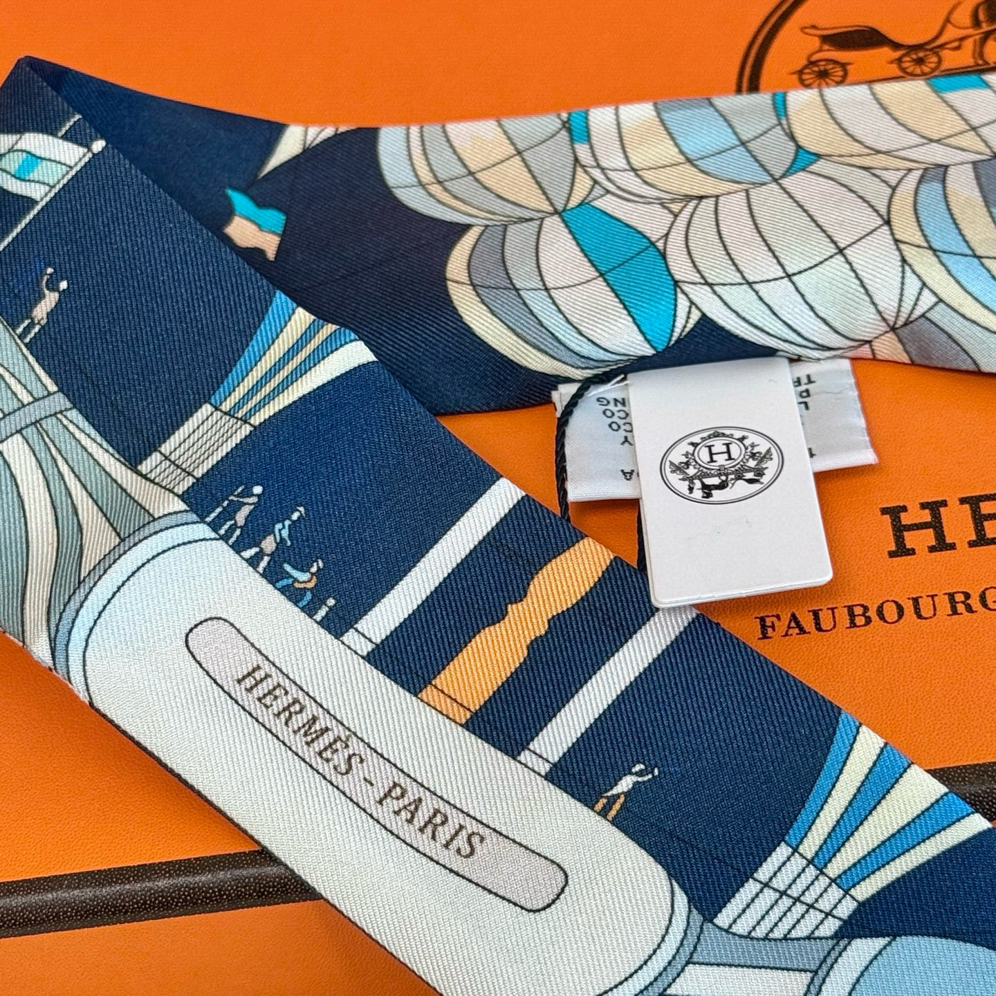 爱马仕Hermes “翱翔天际之梦”Twilly小丝巾
Twilly小丝巾（100%桑蚕丝）。
这款小巧