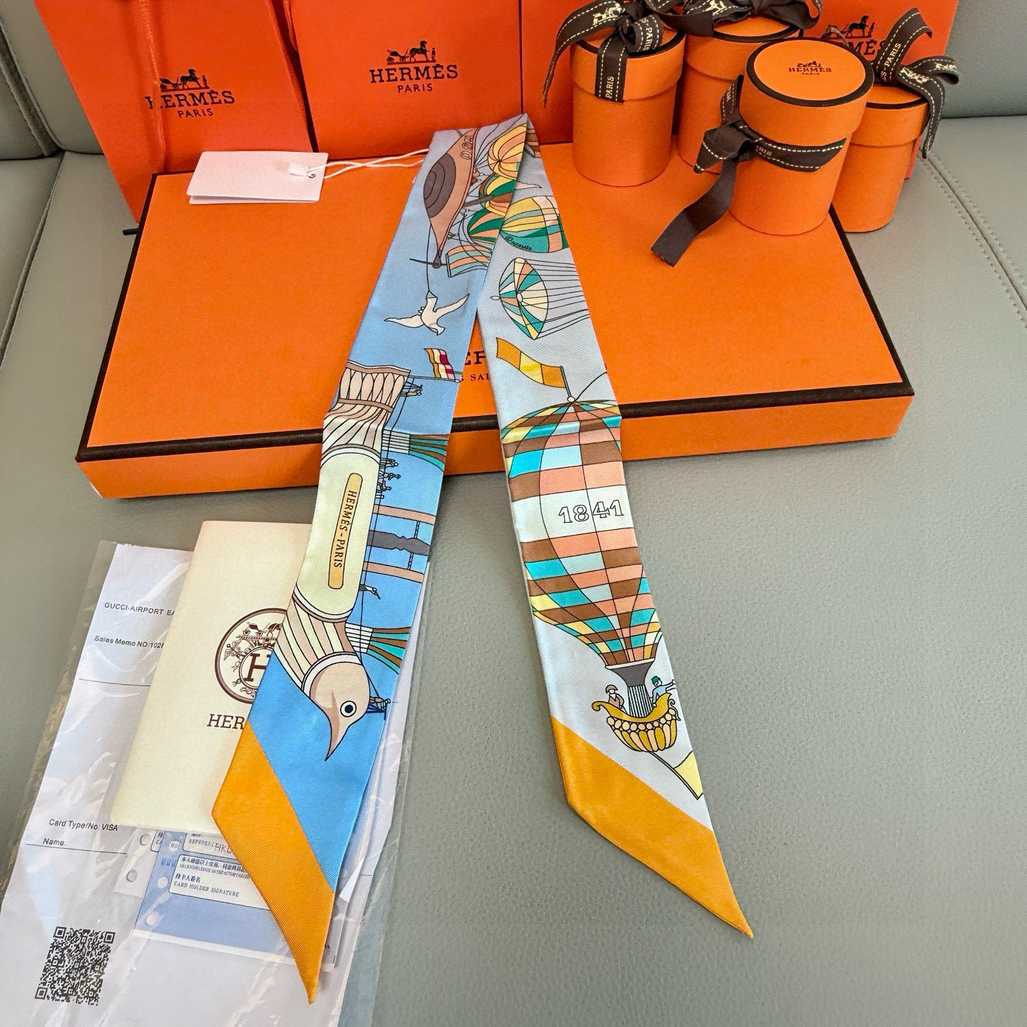 爱马仕Hermes “翱翔天际之梦”Twilly小丝巾
Twilly小丝巾（100%桑蚕丝）。
这款小巧