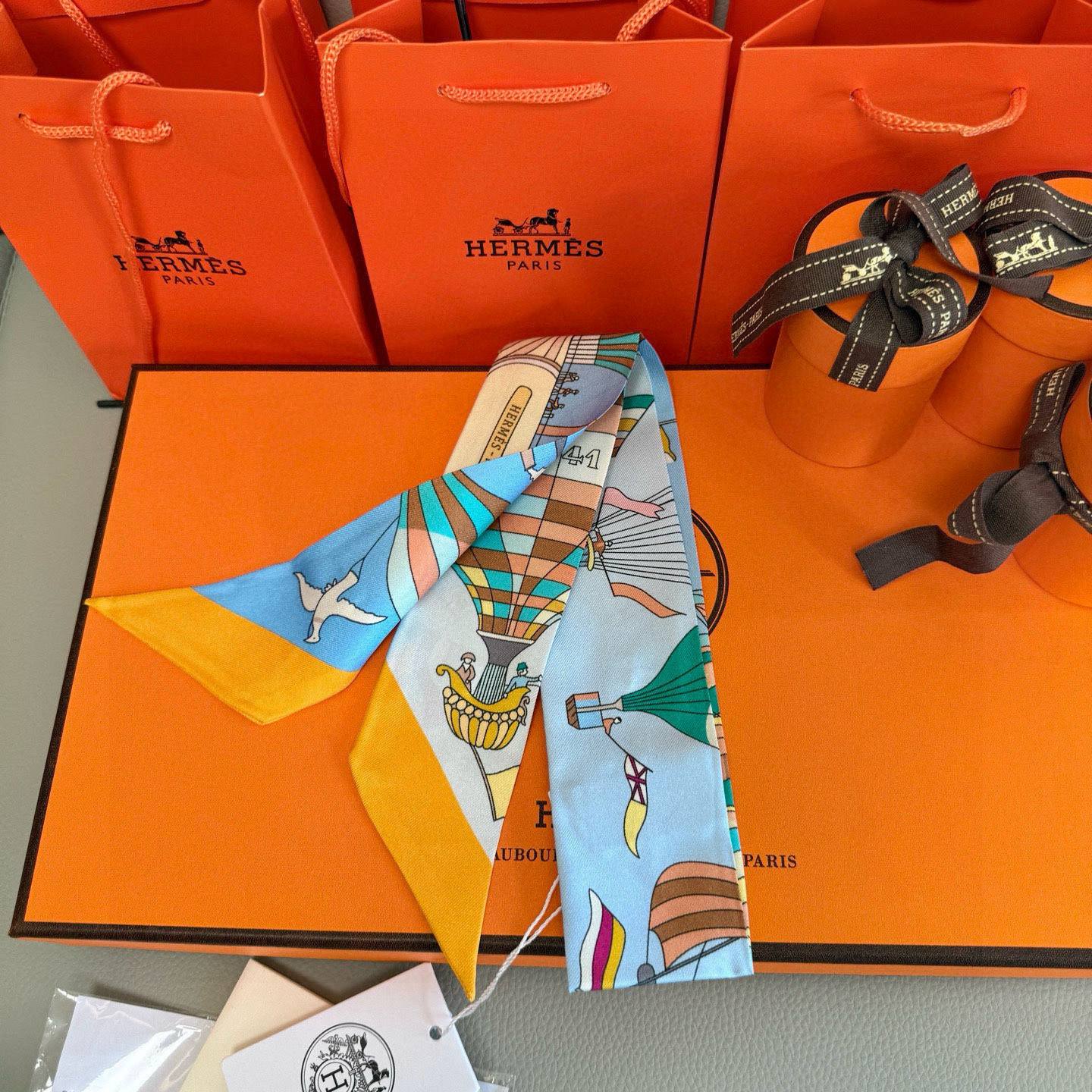 爱马仕Hermes “翱翔天际之梦”Twilly小丝巾
Twilly小丝巾（100%桑蚕丝）。
这款小巧