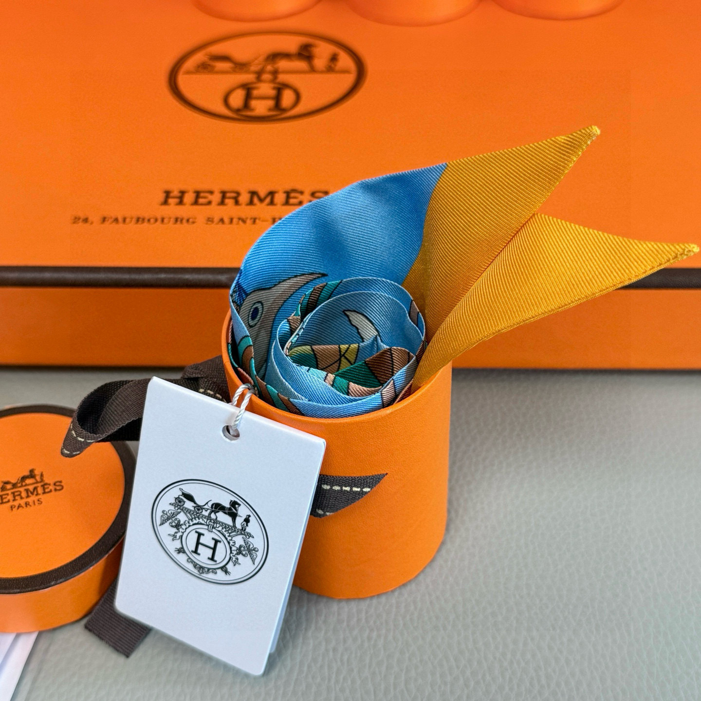 爱马仕Hermes “翱翔天际之梦”Twilly小丝巾
Twilly小丝巾（100%桑蚕丝）。
这款小巧