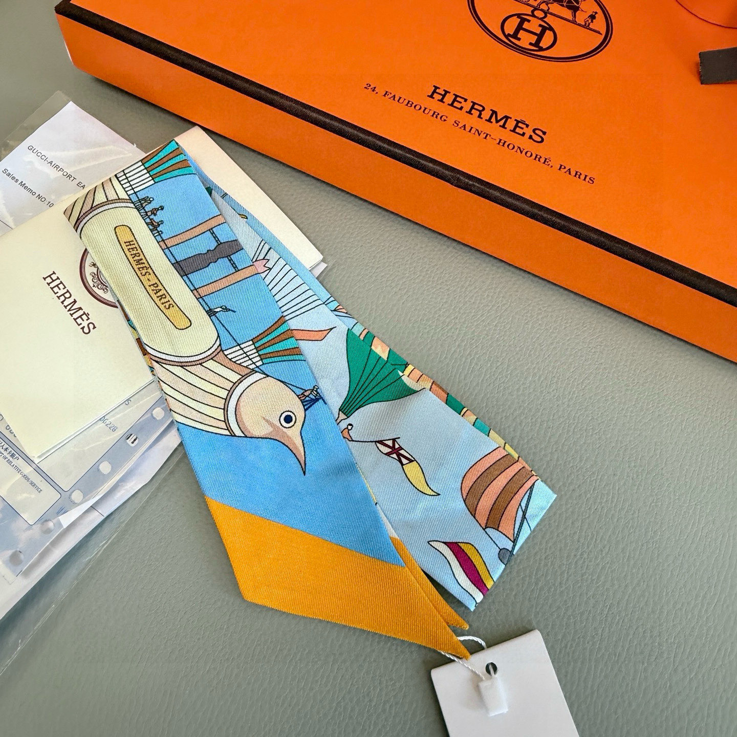 爱马仕Hermes “翱翔天际之梦”Twilly小丝巾
Twilly小丝巾（100%桑蚕丝）。
这款小巧