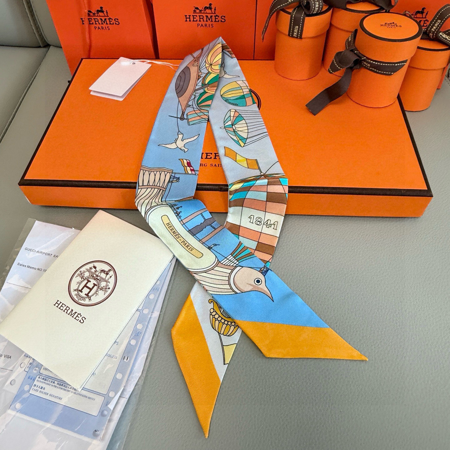爱马仕Hermes “翱翔天际之梦”Twilly小丝巾
Twilly小丝巾（100%桑蚕丝）。
这款小巧