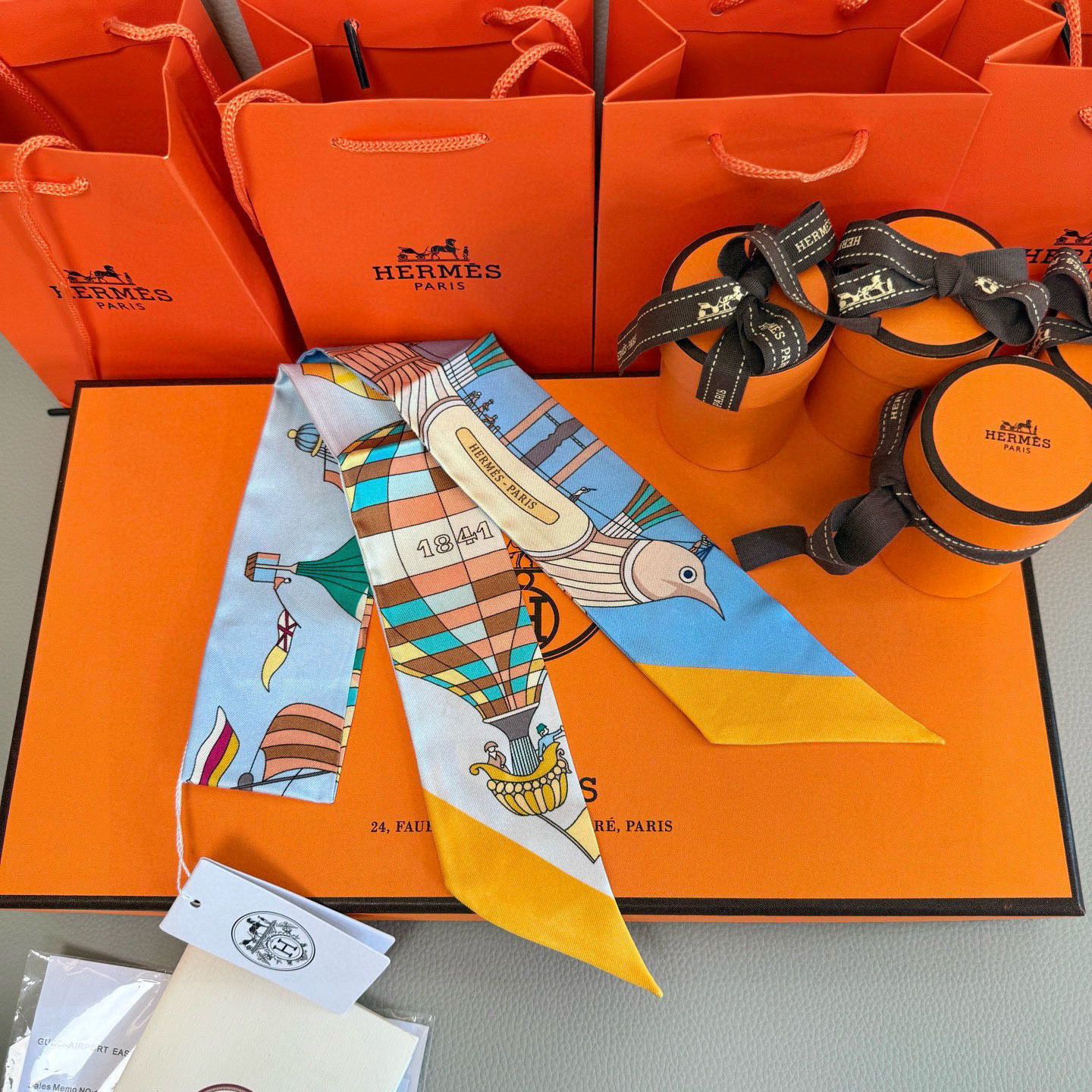 爱马仕Hermes “翱翔天际之梦”Twilly小丝巾
Twilly小丝巾（100%桑蚕丝）。
这款小巧