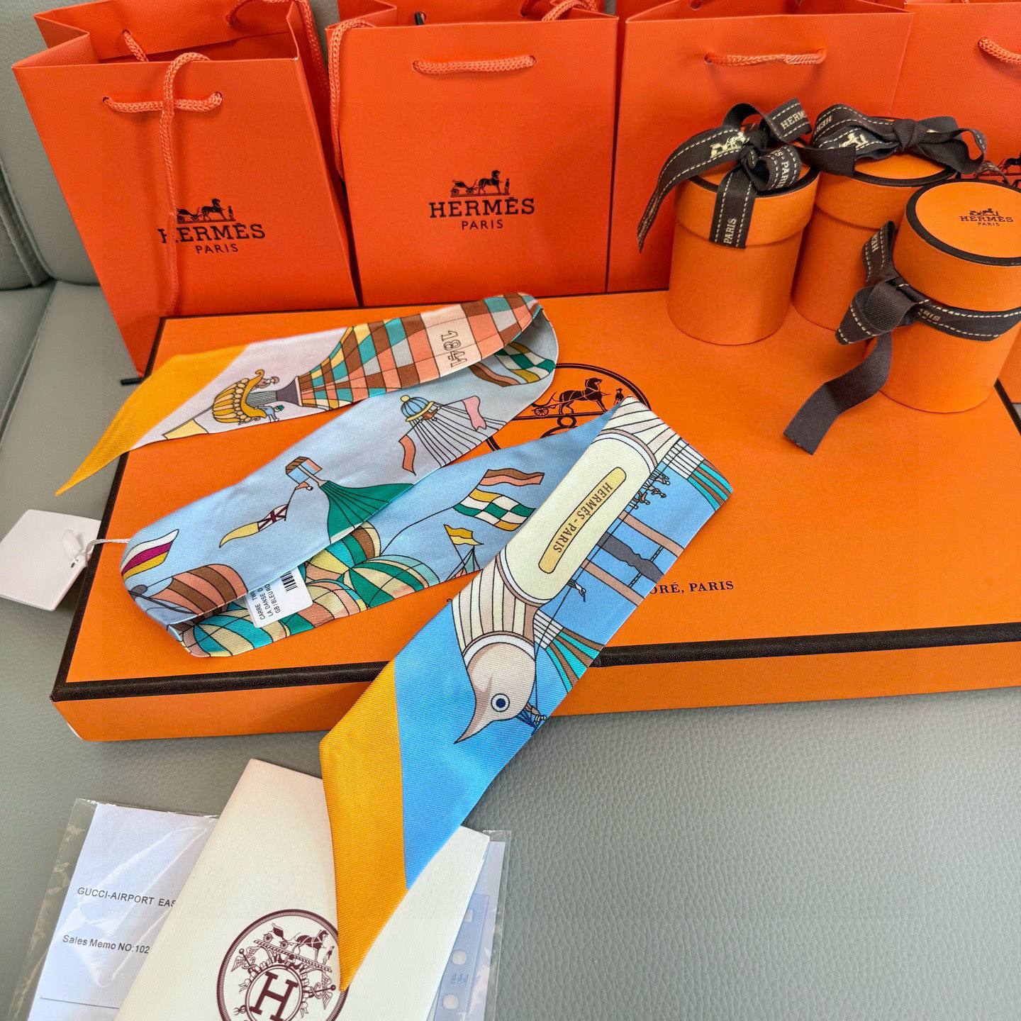 爱马仕Hermes “翱翔天际之梦”Twilly小丝巾
Twilly小丝巾（100%桑蚕丝）。
这款小巧