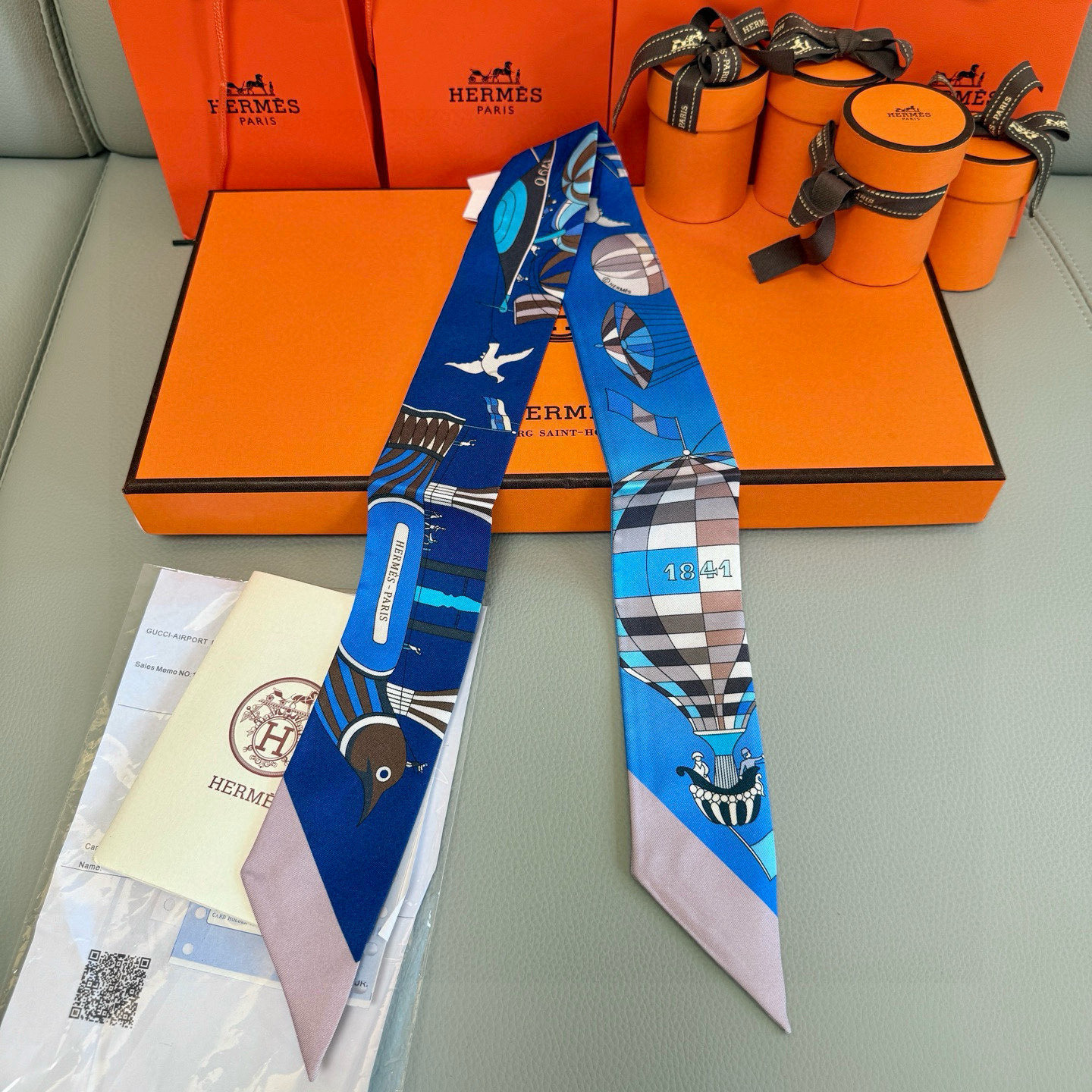 爱马仕Hermes “翱翔天际之梦”Twilly小丝巾
Twilly小丝巾（100%桑蚕丝）。
这款小巧