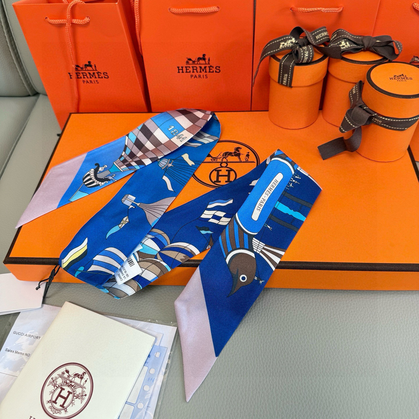 爱马仕Hermes “翱翔天际之梦”Twilly小丝巾
Twilly小丝巾（100%桑蚕丝）。
这款小巧