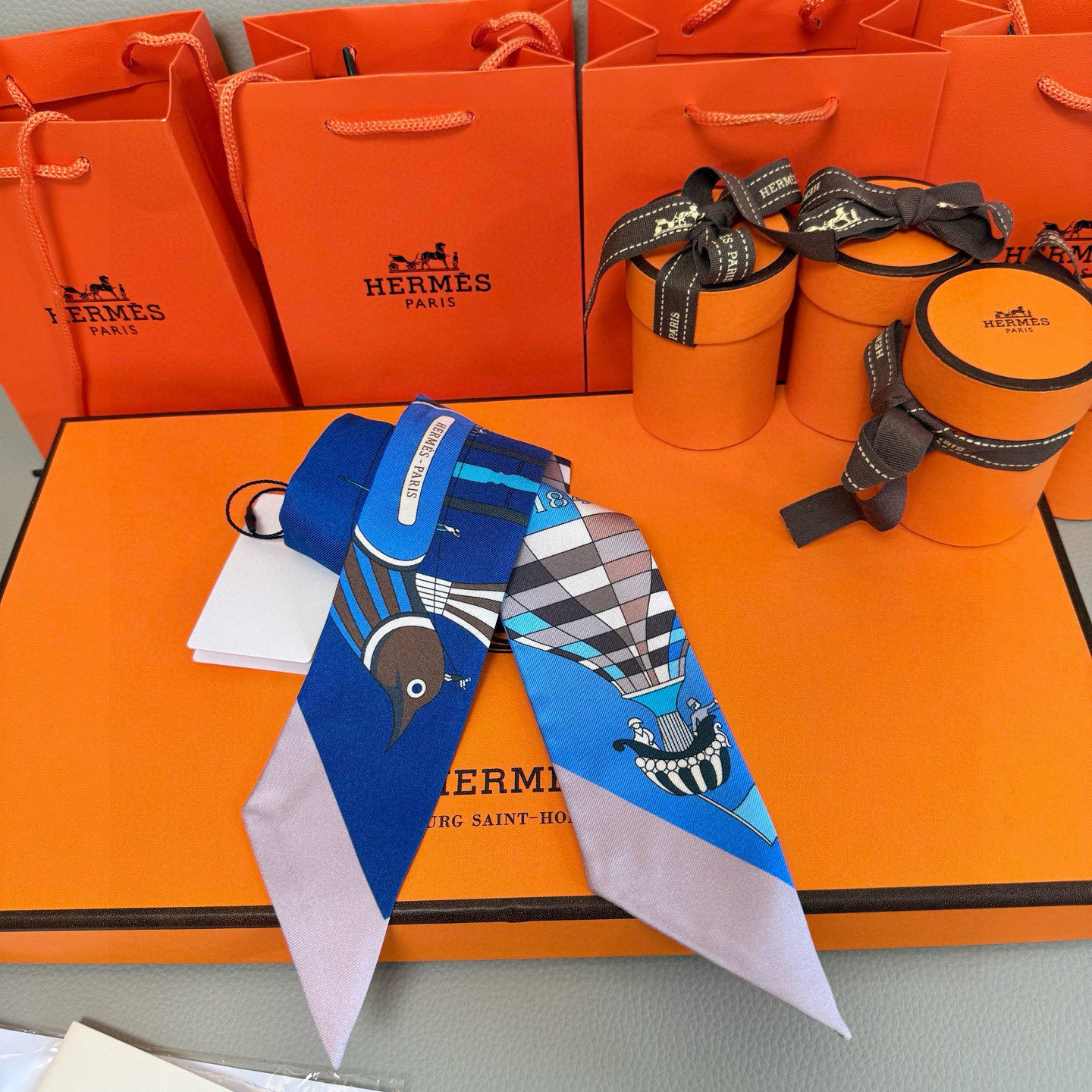 爱马仕Hermes “翱翔天际之梦”Twilly小丝巾
Twilly小丝巾（100%桑蚕丝）。
这款小巧