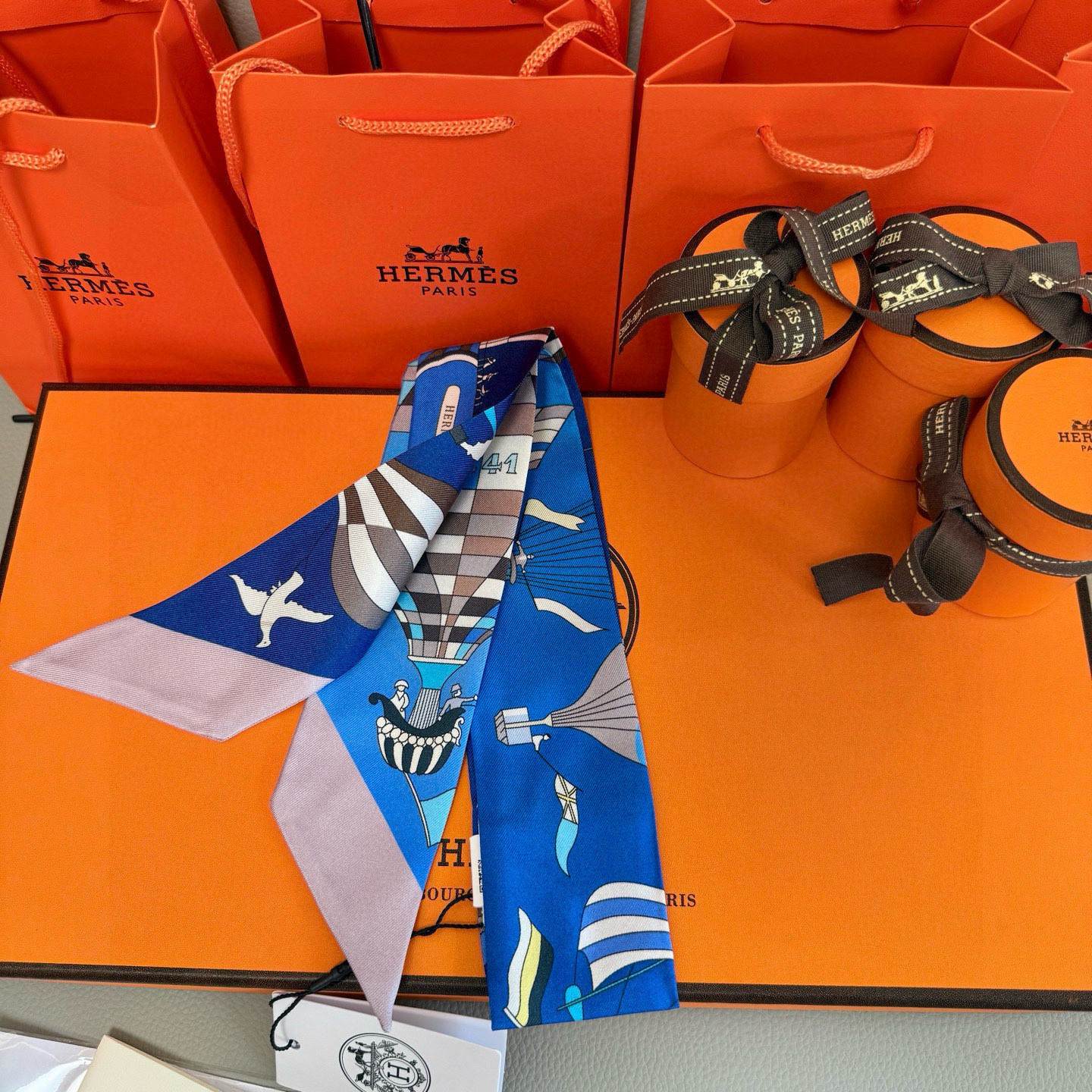 爱马仕Hermes “翱翔天际之梦”Twilly小丝巾
Twilly小丝巾（100%桑蚕丝）。
这款小巧