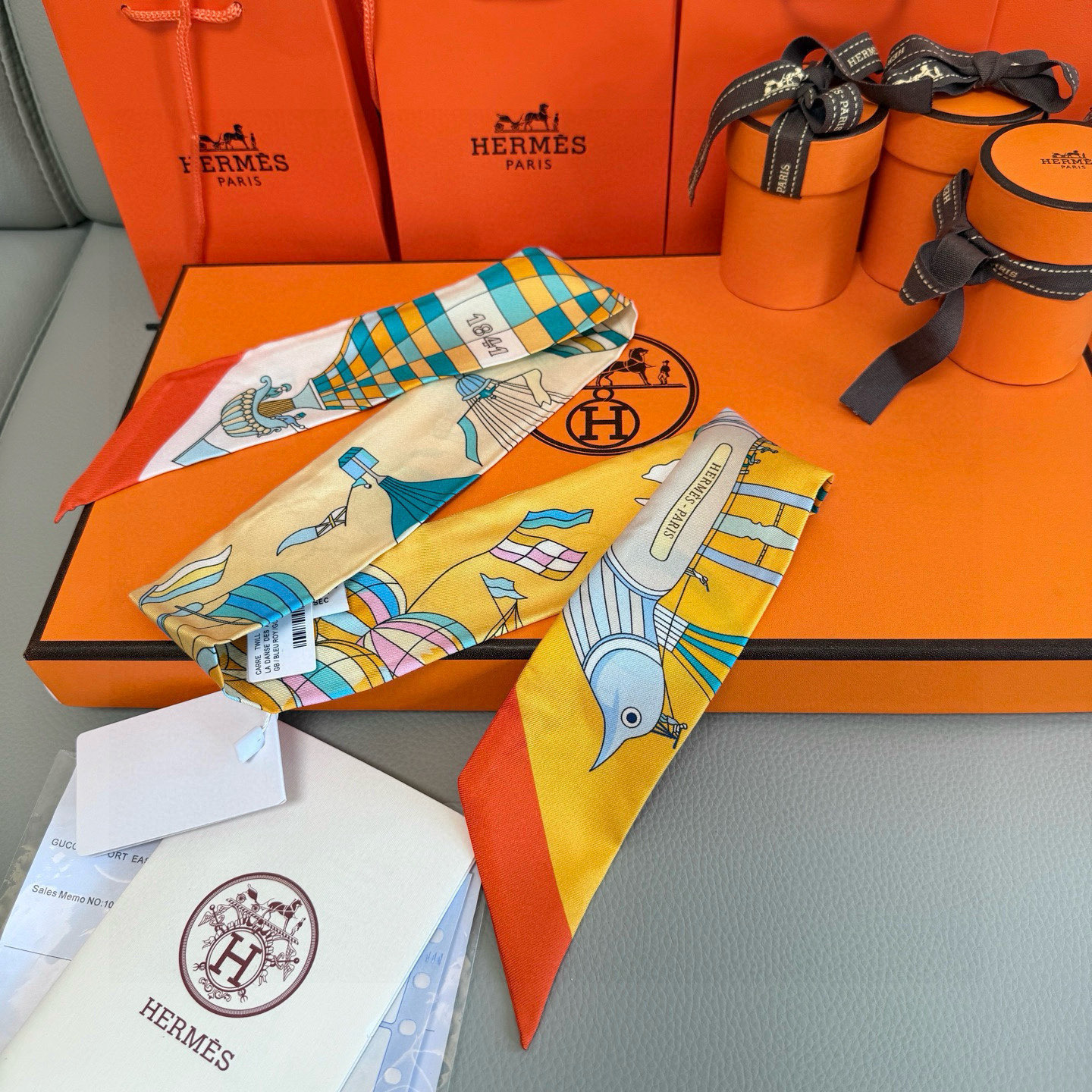 爱马仕Hermes “翱翔天际之梦”Twilly小丝巾
Twilly小丝巾（100%桑蚕丝）。
这款小巧