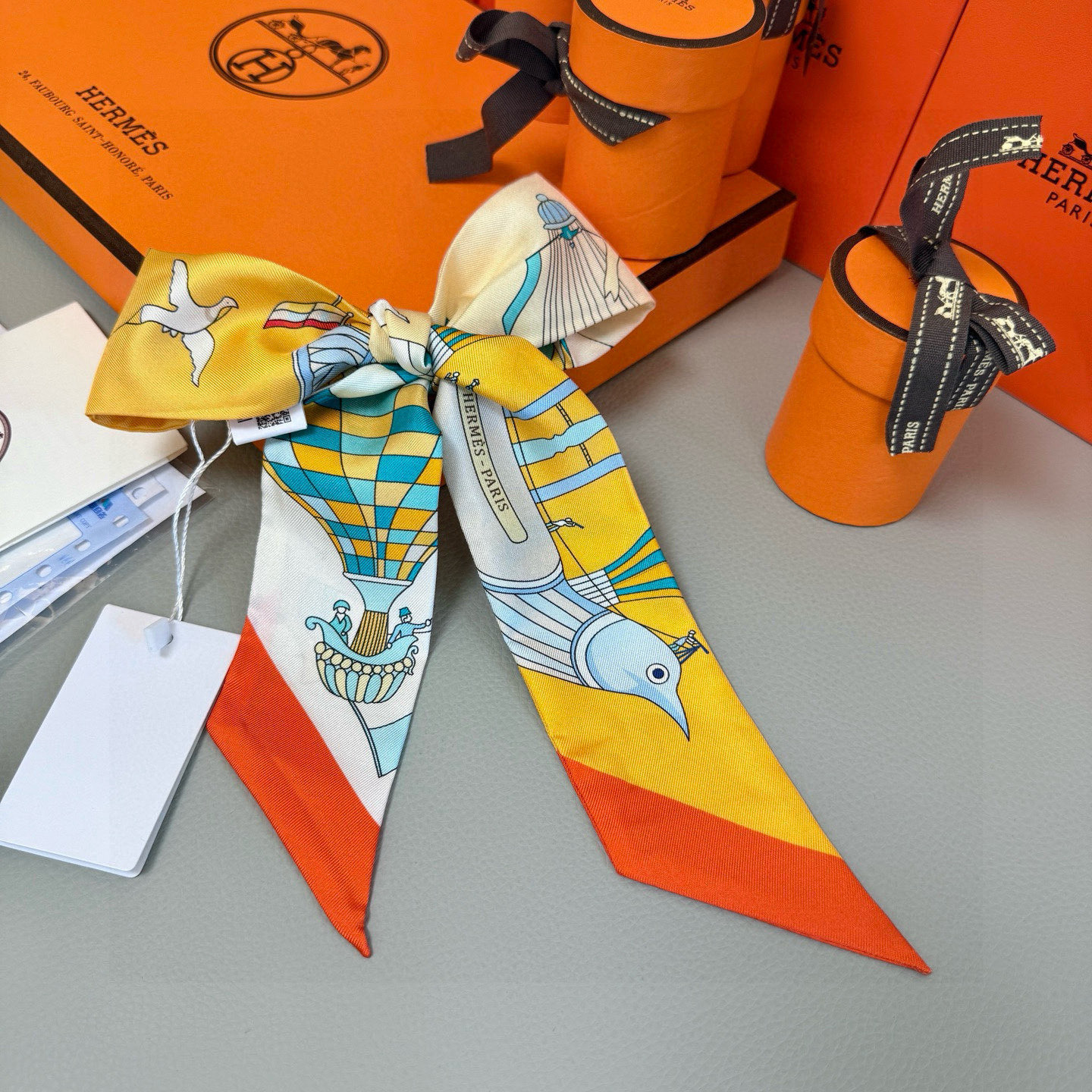 爱马仕Hermes “翱翔天际之梦”Twilly小丝巾
Twilly小丝巾（100%桑蚕丝）。
这款小巧