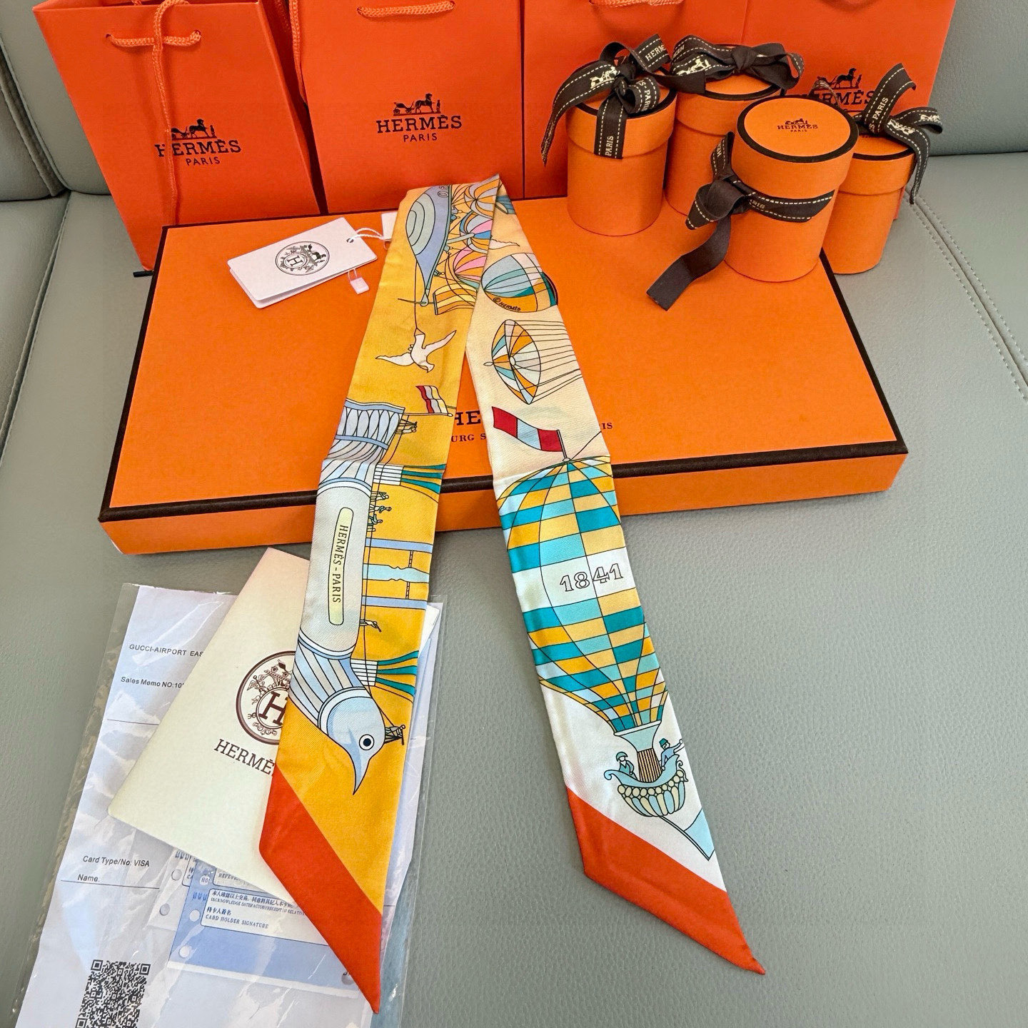 爱马仕Hermes “翱翔天际之梦”Twilly小丝巾
Twilly小丝巾（100%桑蚕丝）。
这款小巧
