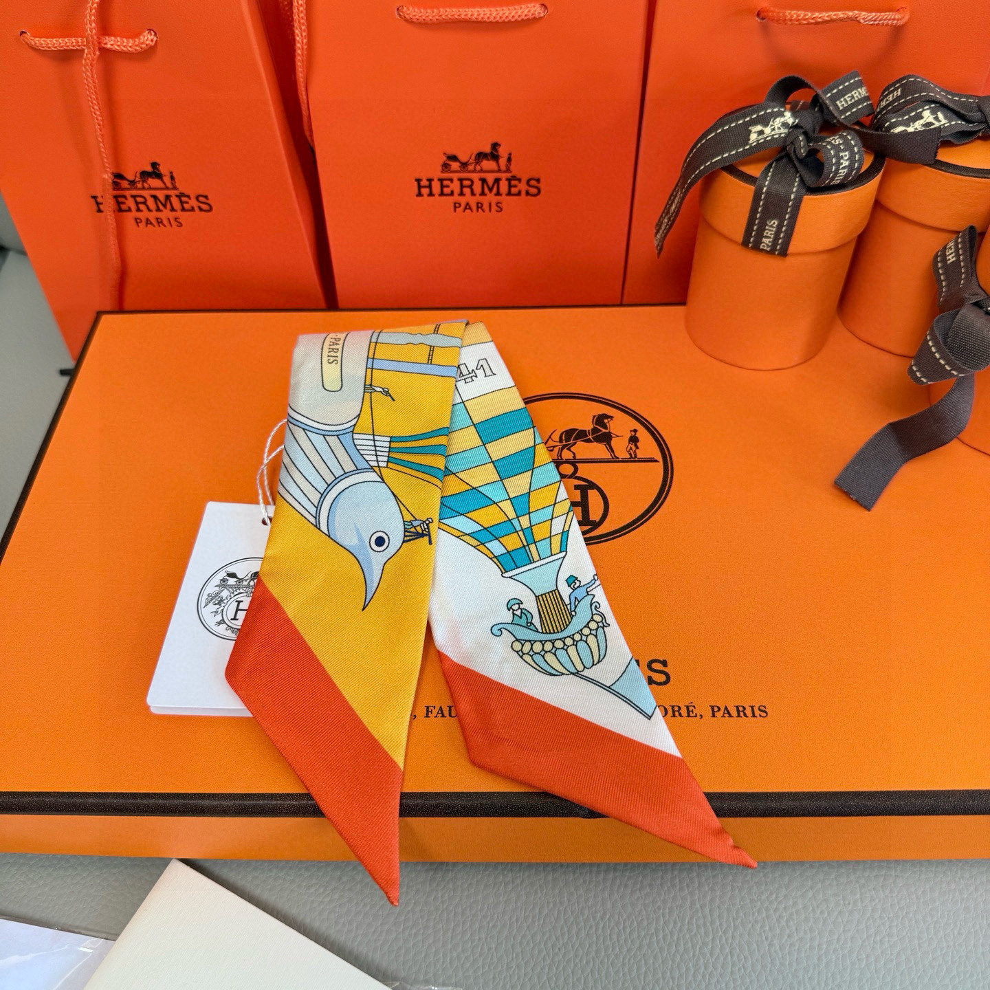 爱马仕Hermes “翱翔天际之梦”Twilly小丝巾
Twilly小丝巾（100%桑蚕丝）。
这款小巧