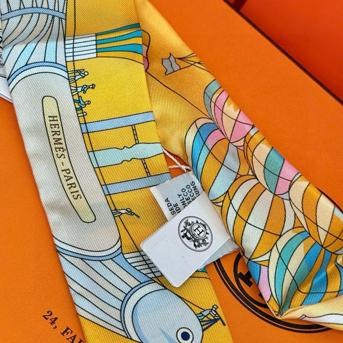 爱马仕Hermes “翱翔天际之梦”Twilly小丝巾
Twilly小丝巾（100%桑蚕丝）。
这款小巧