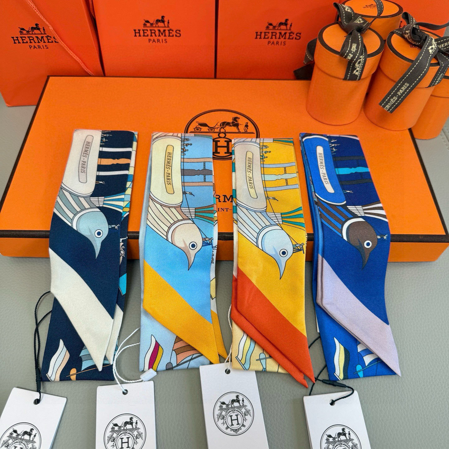 爱马仕Hermes “翱翔天际之梦”Twilly小丝巾
Twilly小丝巾（100%桑蚕丝）。
这款小巧