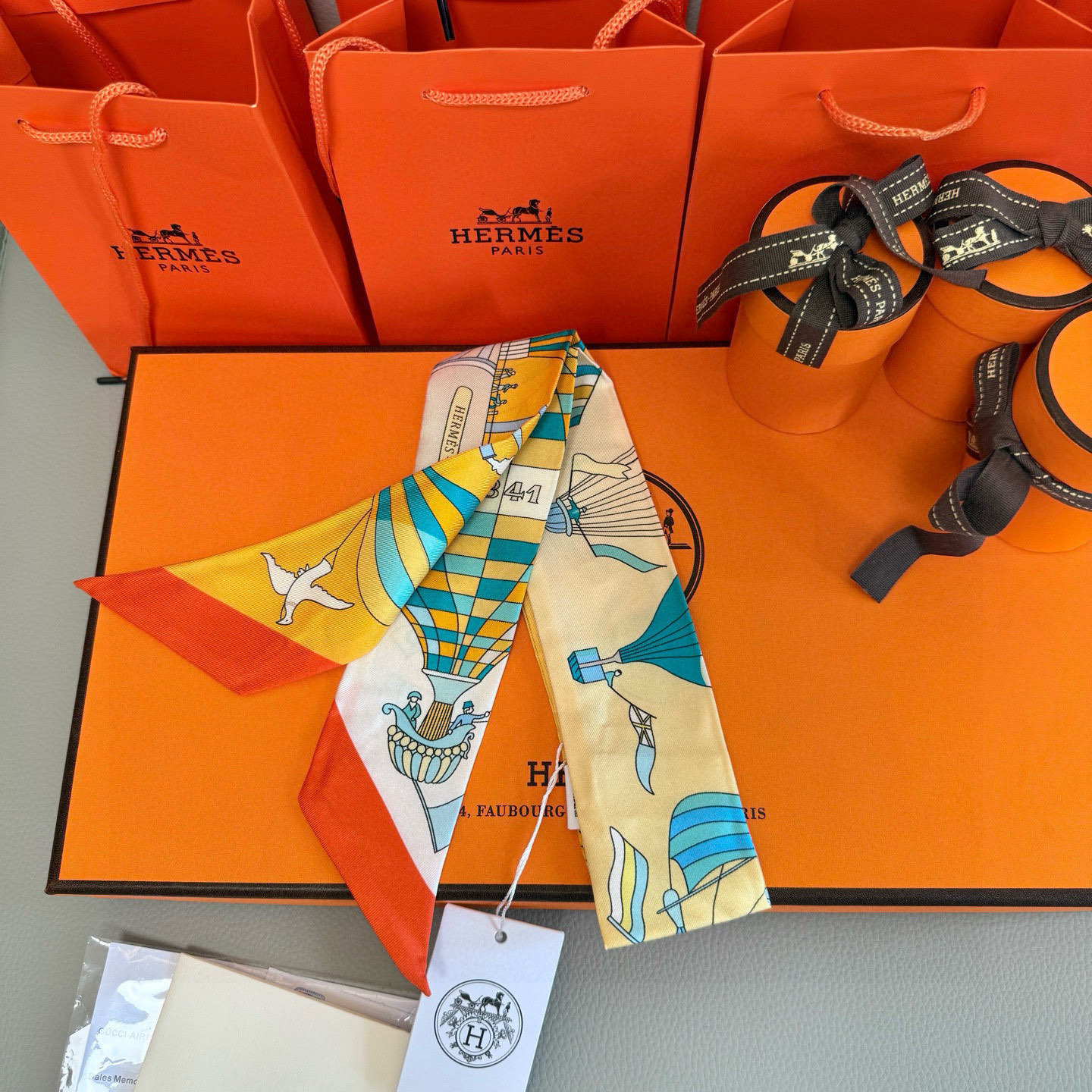 爱马仕Hermes “翱翔天际之梦”Twilly小丝巾
Twilly小丝巾（100%桑蚕丝）。
这款小巧