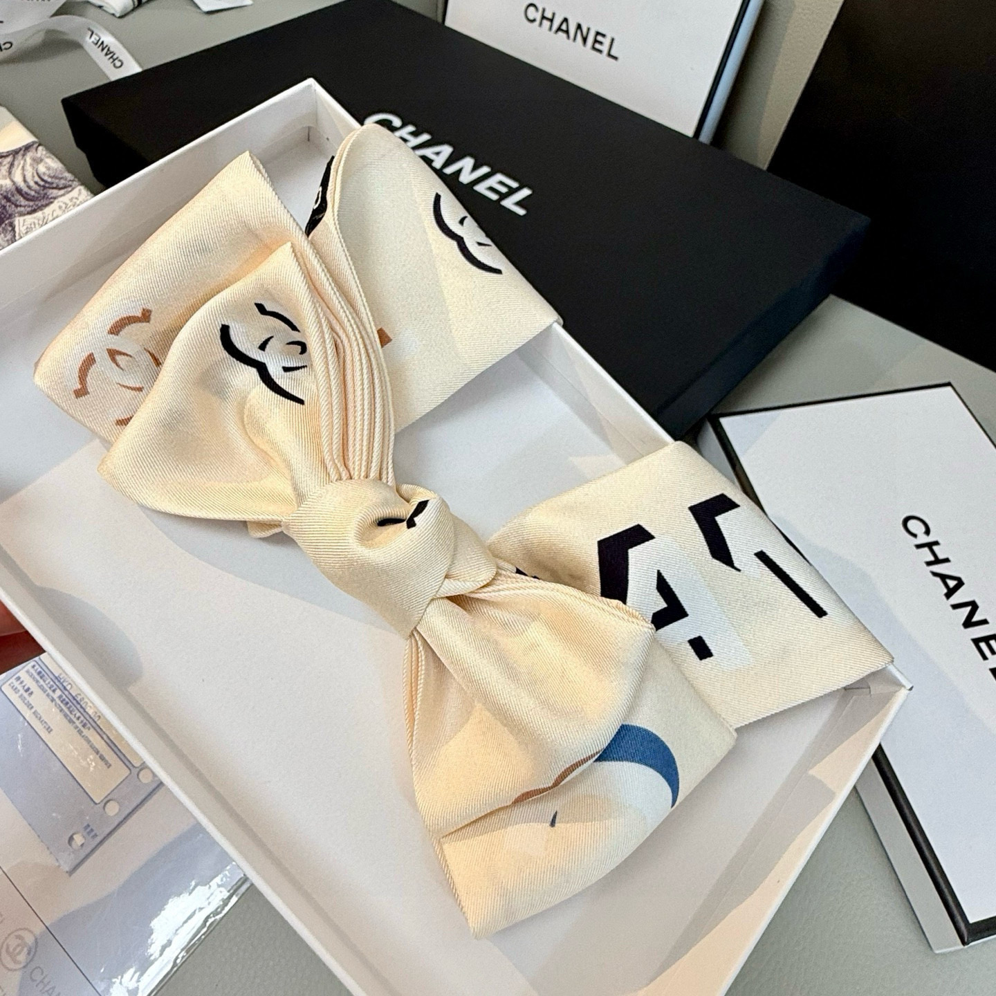 CHANEL专柜新款 ！营造出一种独特却又熟悉的外观。上身效果非常赞！随意一搭就是那么完美！飘带有超多用