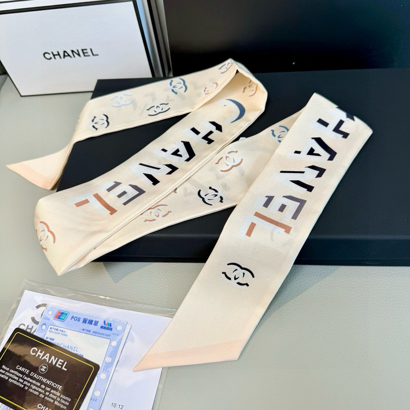 CHANEL专柜新款 ！营造出一种独特却又熟悉的外观。上身效果非常赞！随意一搭就是那么完美！飘带有超多用