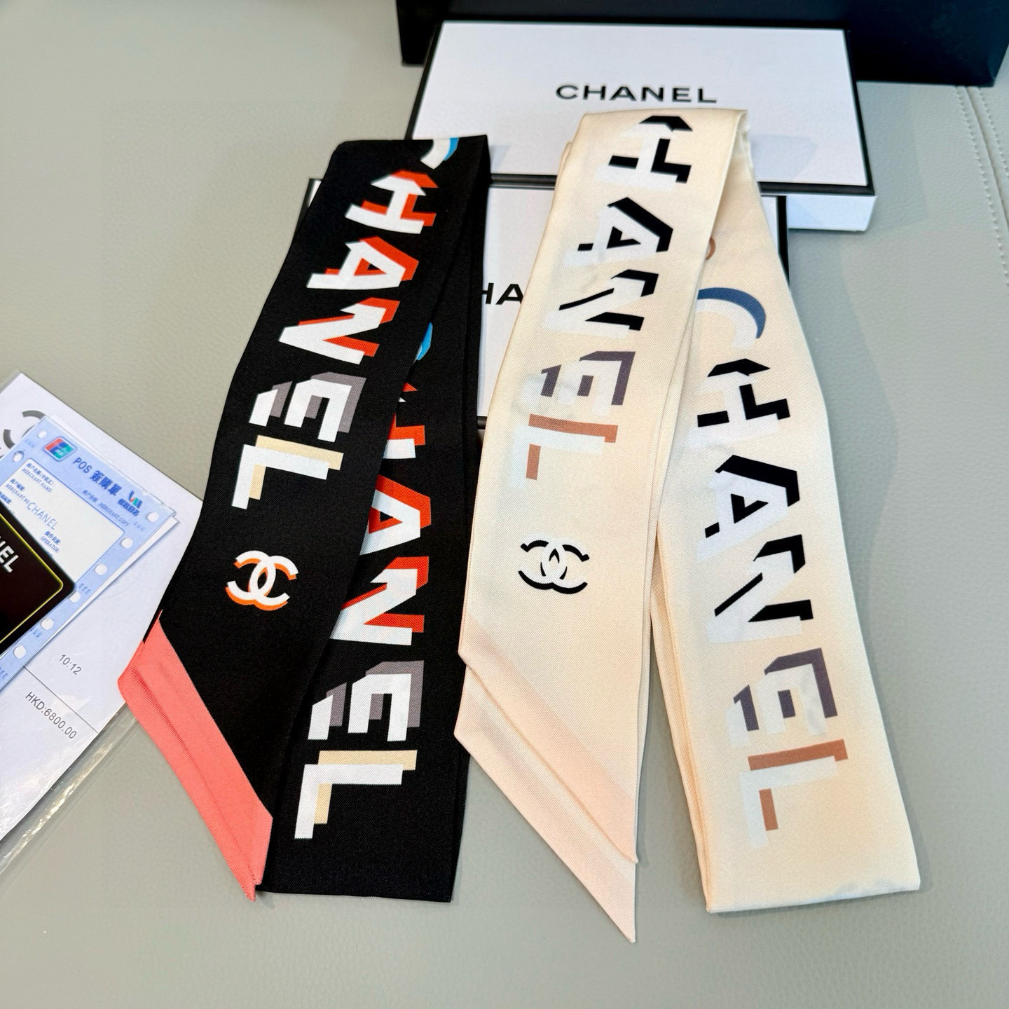 CHANEL专柜新款 ！营造出一种独特却又熟悉的外观。上身效果非常赞！随意一搭就是那么完美！飘带有超多用