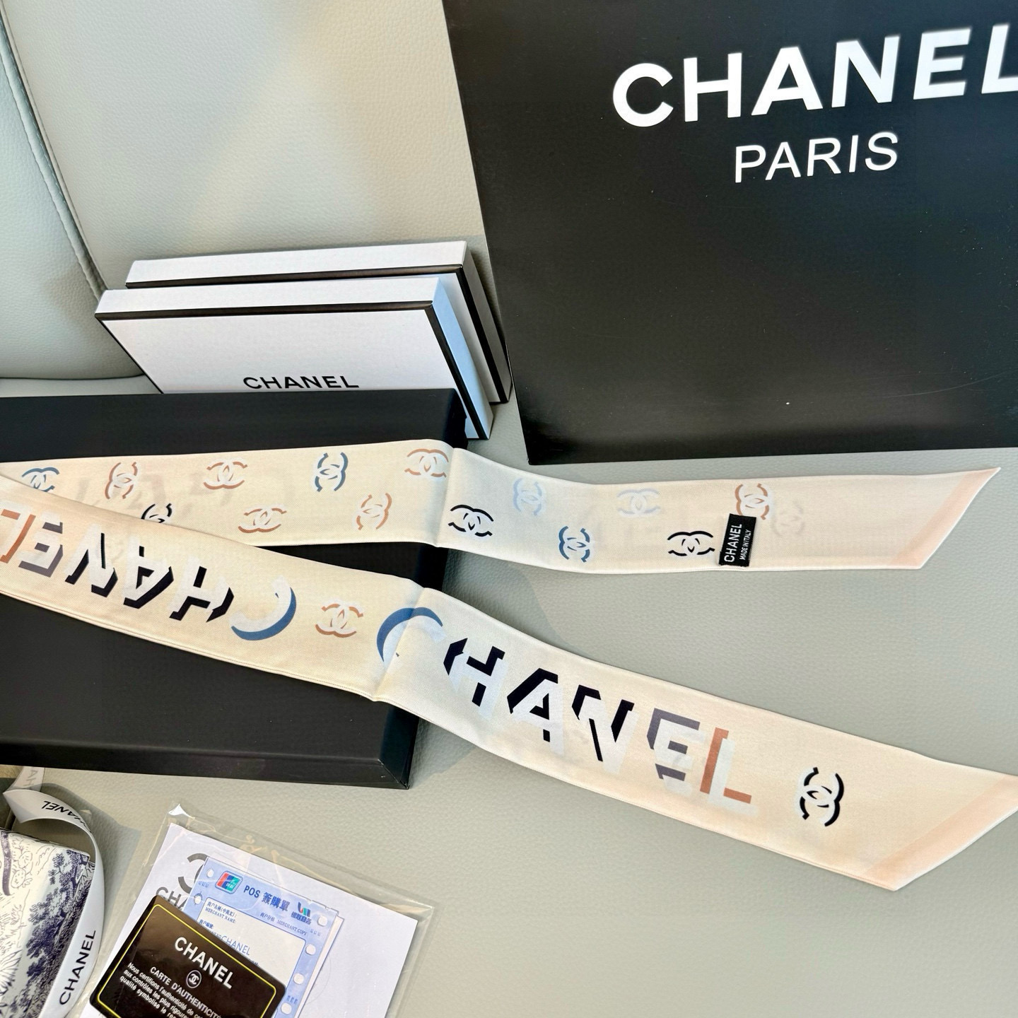 CHANEL专柜新款 ！营造出一种独特却又熟悉的外观。上身效果非常赞！随意一搭就是那么完美！飘带有超多用
