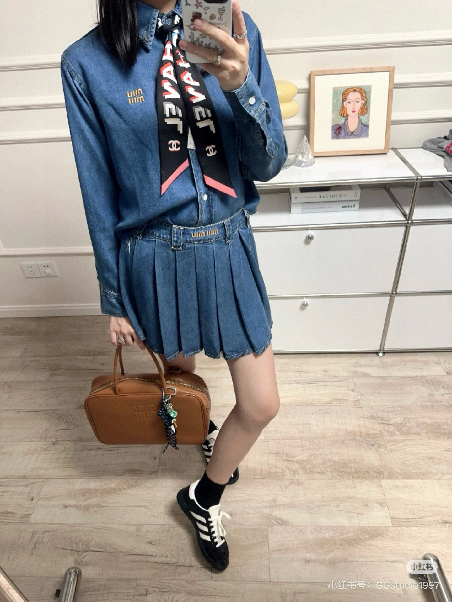 CHANEL专柜新款 ！营造出一种独特却又熟悉的外观。上身效果非常赞！随意一搭就是那么完美！飘带有超多用