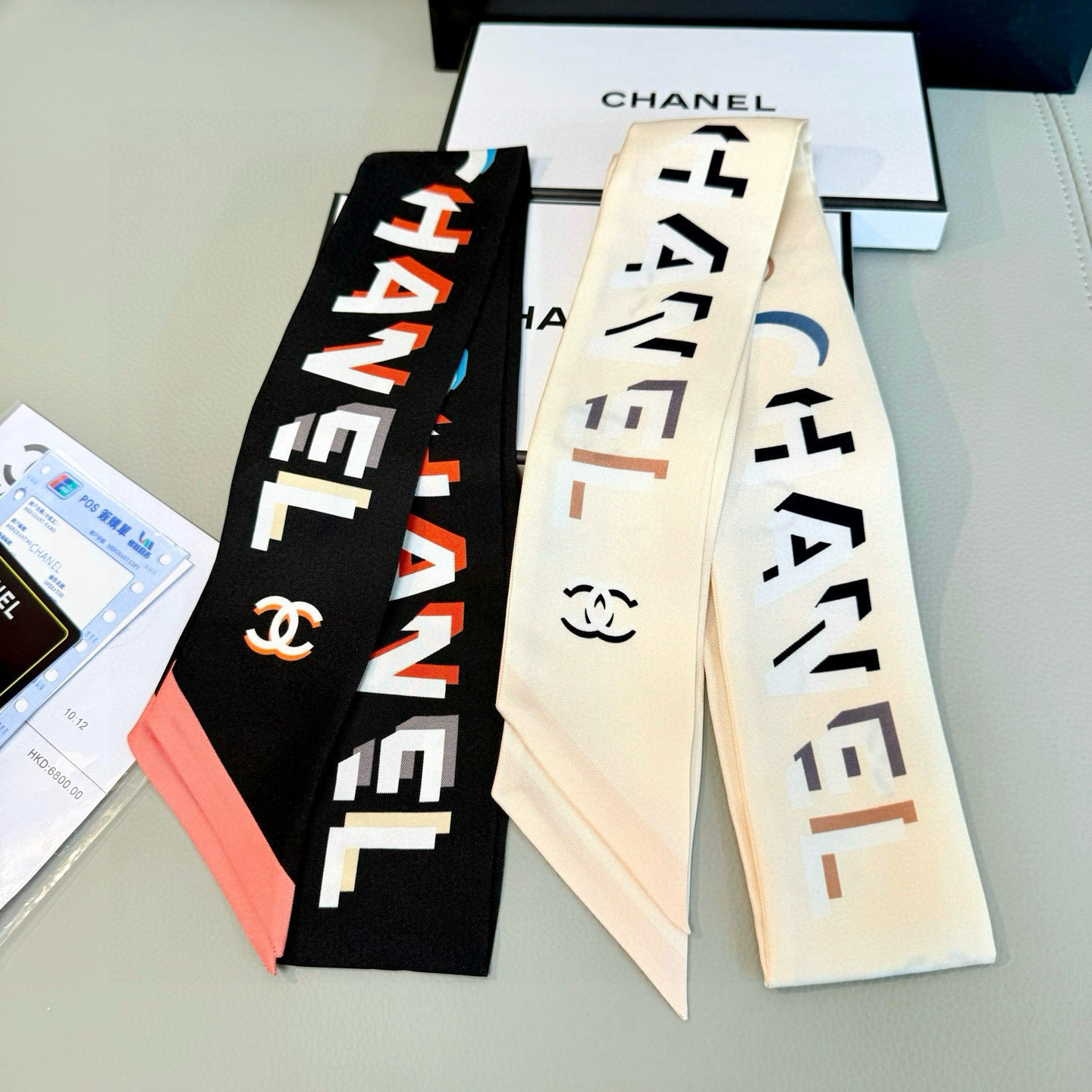 CHANEL专柜新款 ！营造出一种独特却又熟悉的外观。上身效果非常赞！随意一搭就是那么完美！飘带有超多用