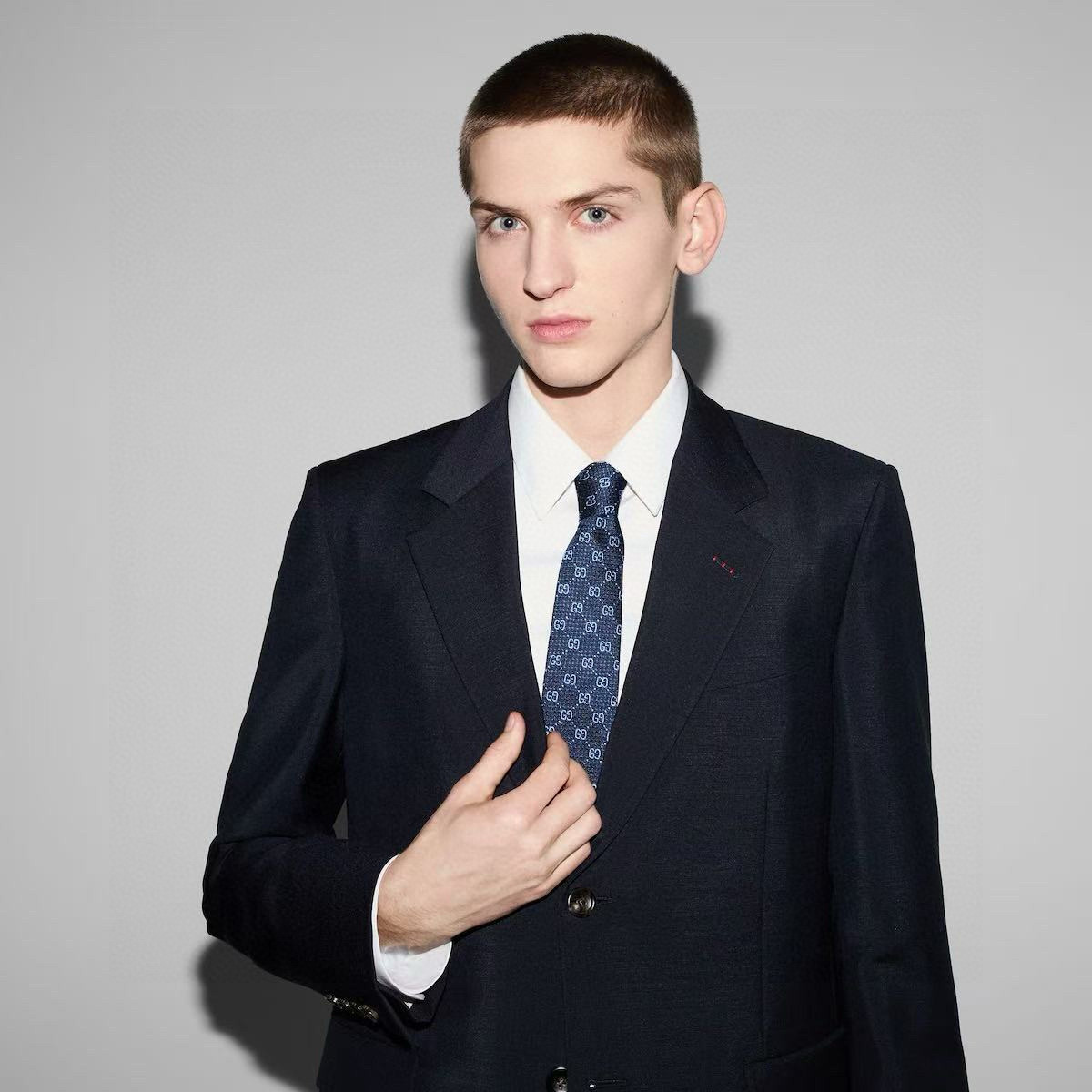 NO:372621,Teguchi official synchronizes the new model, rare use of classic small G LOGO jacquard to show the ideal choice of exquisite handcraftsmanship and fashionable elegance. This tie will perfectly combine the iconic and perfectly interpret it with fashionable matching techniques to make it more elegant. Men can fully demonstrate their personality. Top jacquard silk handmade custom ties, tie, real silk, ties19860909特古奇官方同步新款,稀有采用经典小G LOGO提花展现精湛手工与时尚优雅的理想选择,这款领带将标志性完美的结合,以时尚搭配手法演绎的更显雅致风范.让男士可以充分展示自己个性.顶级提花真丝手工定制领带,领带,real silk,ties,accessory