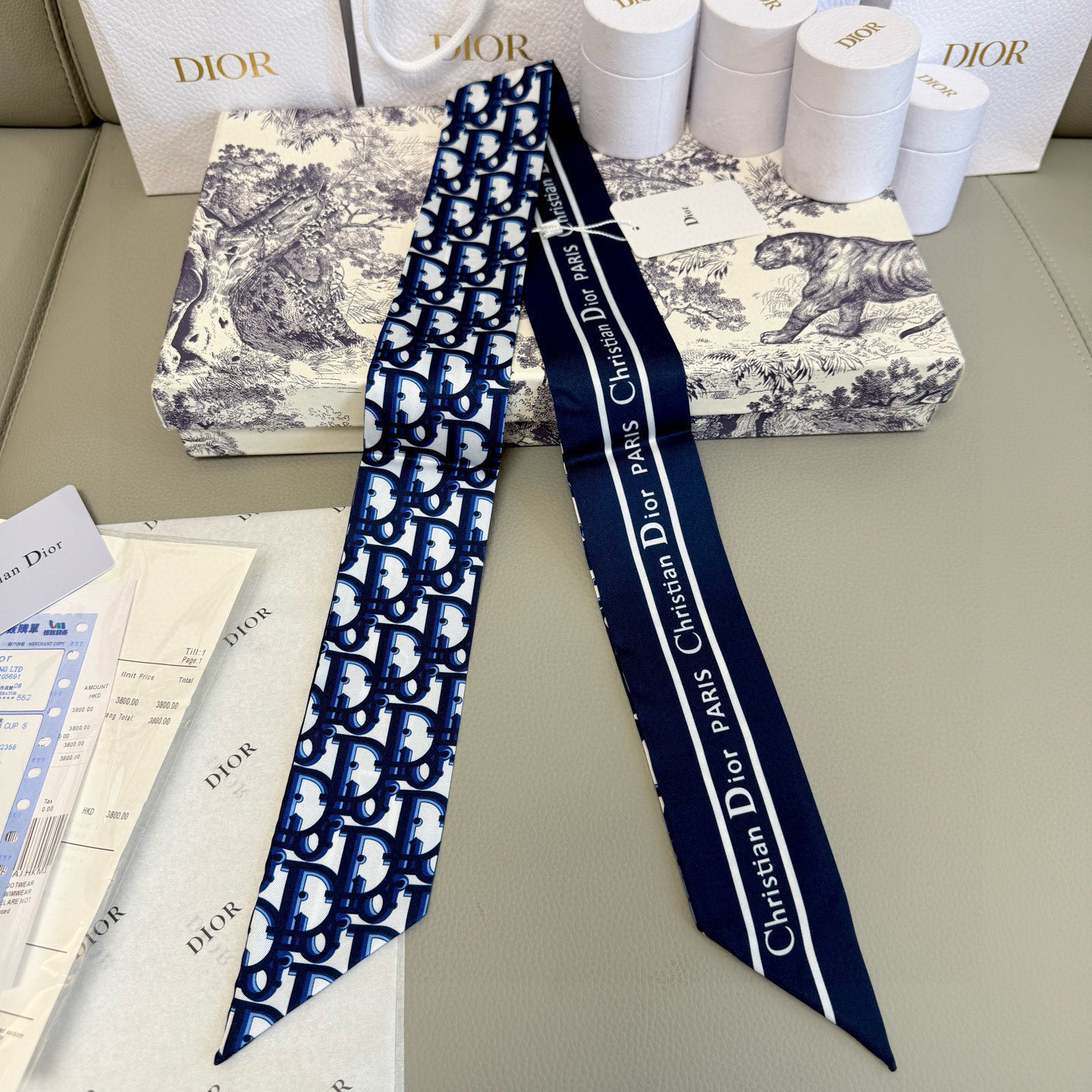 。 新款D字母💞这款 迪奥Montaigne Mitzah 发带丝巾从标志性的 Dior 精品店地址汲取