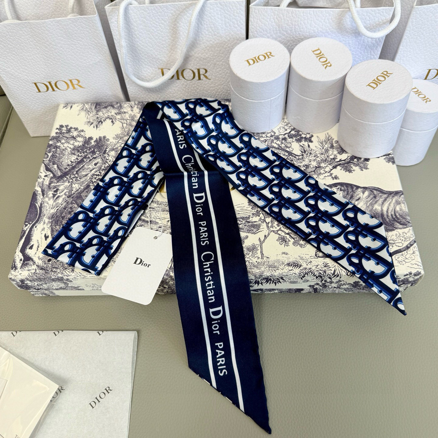 。 新款D字母💞这款 迪奥Montaigne Mitzah 发带丝巾从标志性的 Dior 精品店地址汲取