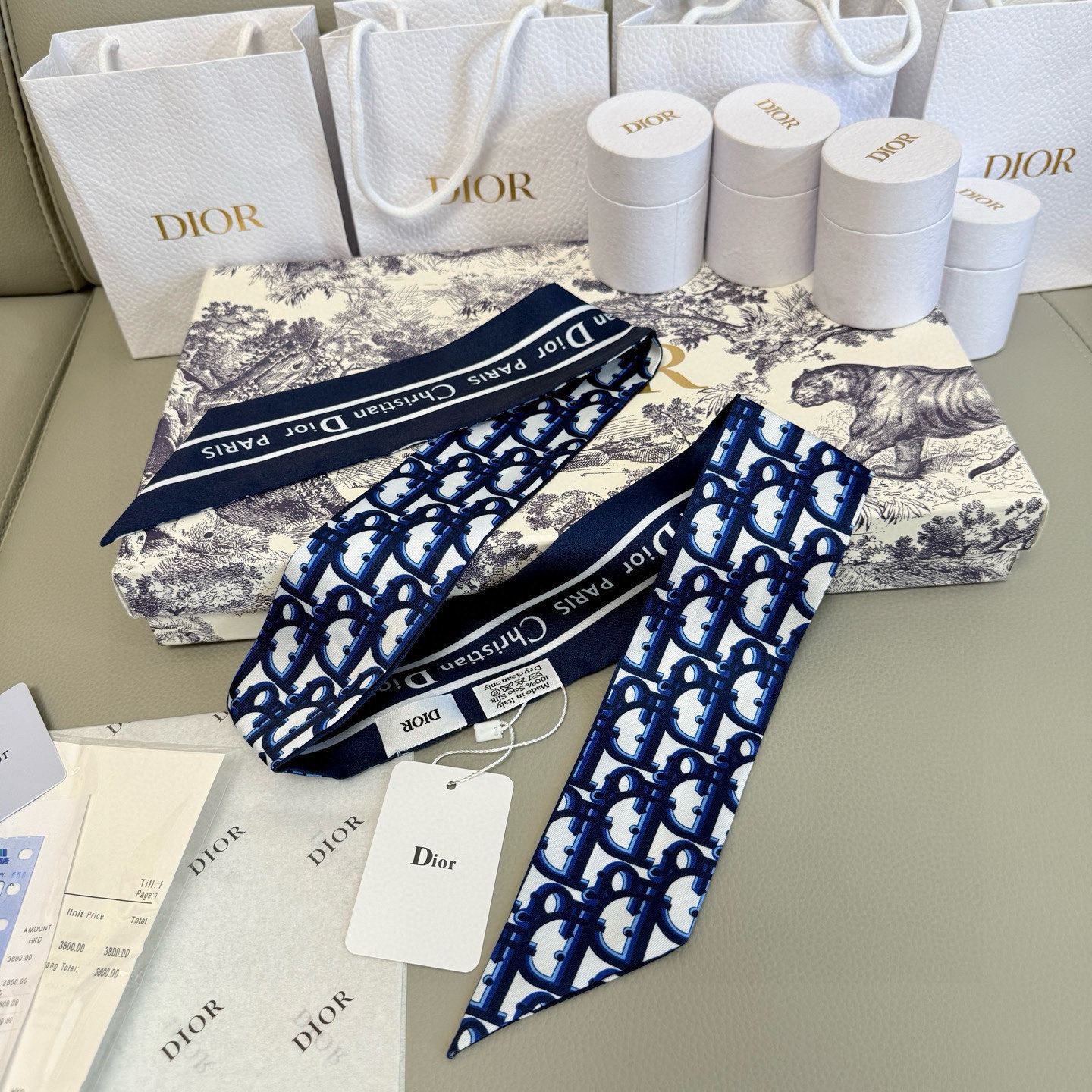 。 新款D字母💞这款 迪奥Montaigne Mitzah 发带丝巾从标志性的 Dior 精品店地址汲取