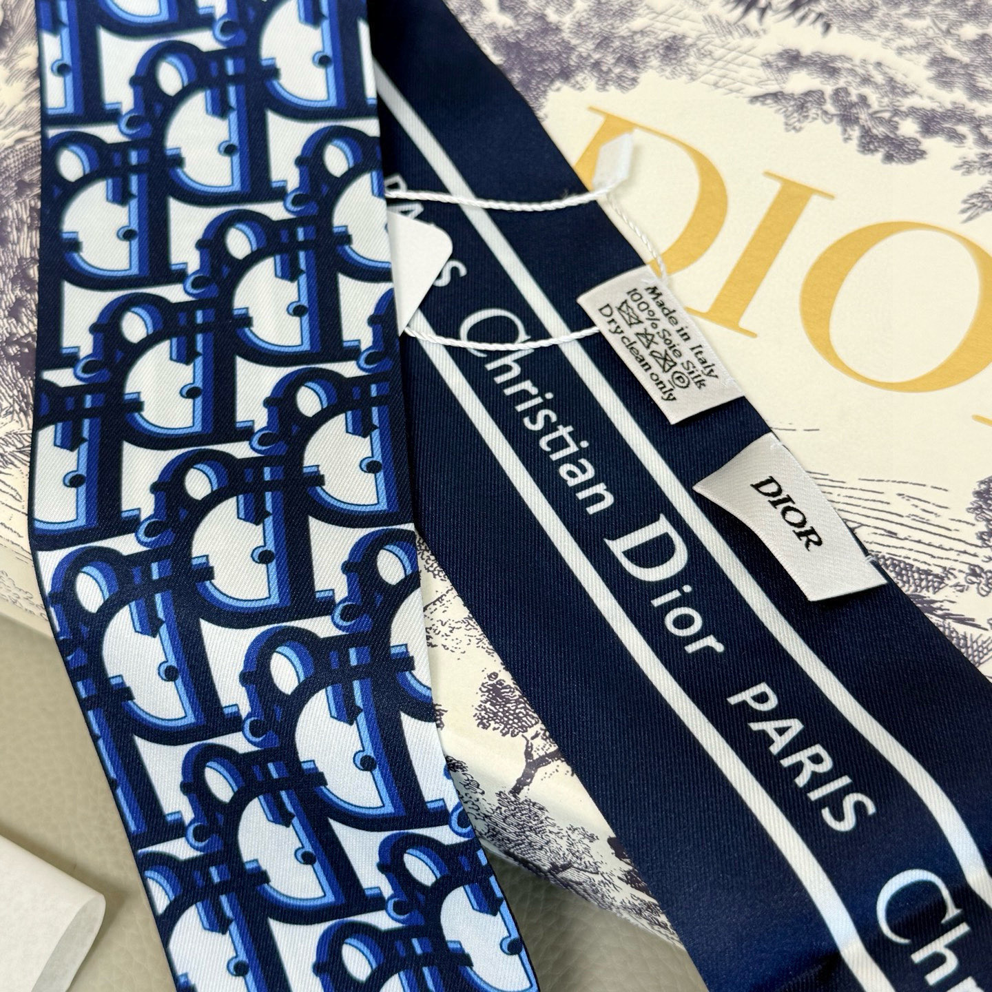 。 新款D字母💞这款 迪奥Montaigne Mitzah 发带丝巾从标志性的 Dior 精品店地址汲取