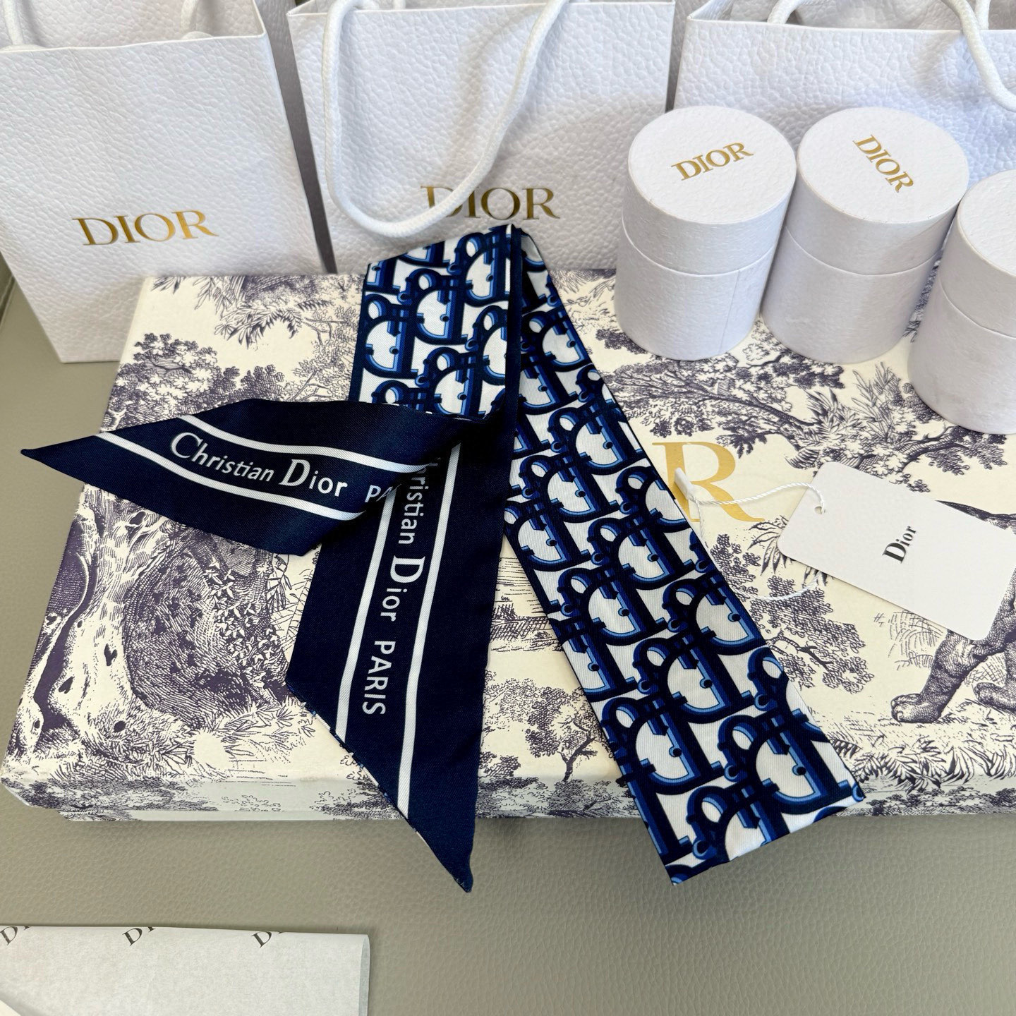 。 新款D字母💞这款 迪奥Montaigne Mitzah 发带丝巾从标志性的 Dior 精品店地址汲取