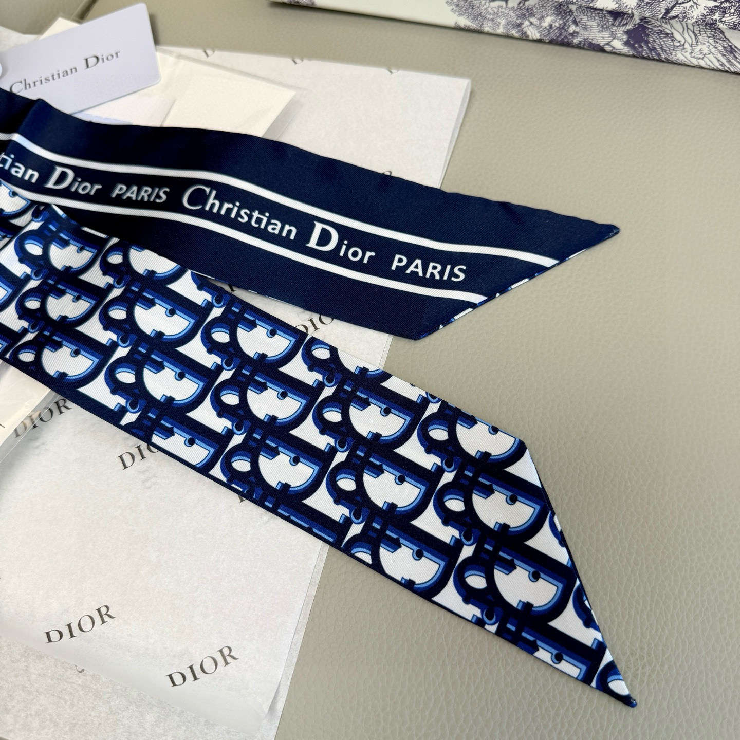 。 新款D字母💞这款 迪奥Montaigne Mitzah 发带丝巾从标志性的 Dior 精品店地址汲取