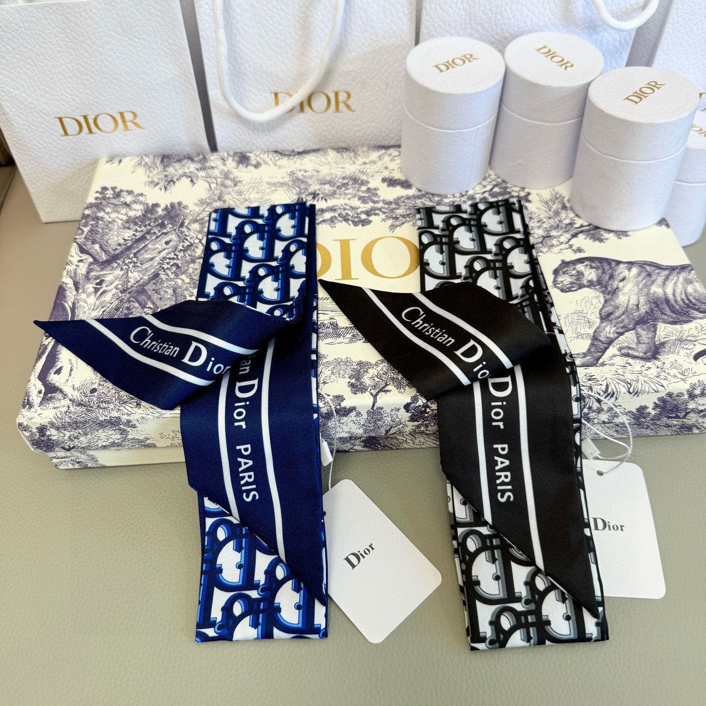 。 新款D字母💞这款 迪奥Montaigne Mitzah 发带丝巾从标志性的 Dior 精品店地址汲取