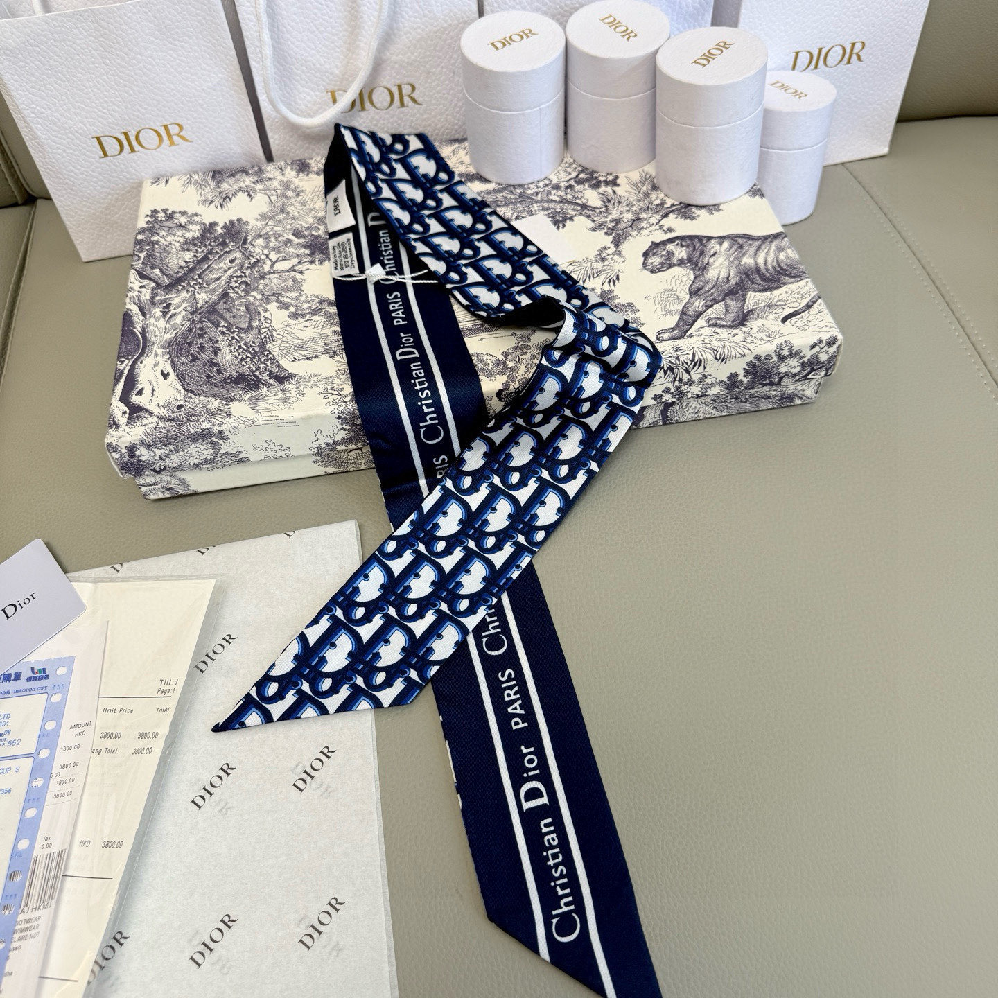 。 新款D字母💞这款 迪奥Montaigne Mitzah 发带丝巾从标志性的 Dior 精品店地址汲取