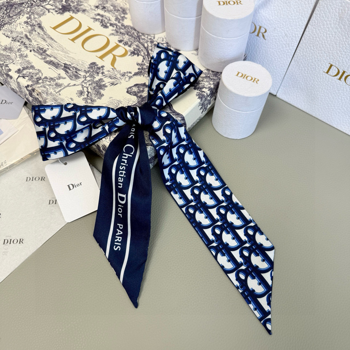 。 新款D字母💞这款 迪奥Montaigne Mitzah 发带丝巾从标志性的 Dior 精品店地址汲取