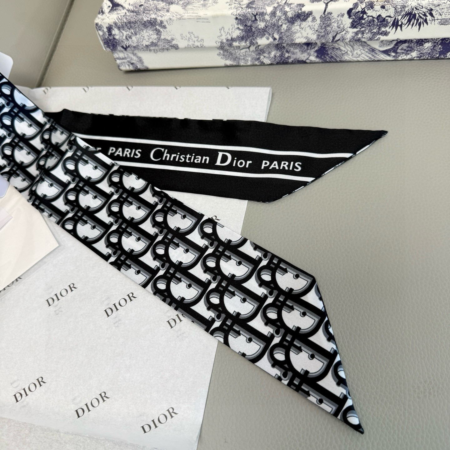 。 新款D字母💞这款 迪奥Montaigne Mitzah 发带丝巾从标志性的 Dior 精品店地址汲取