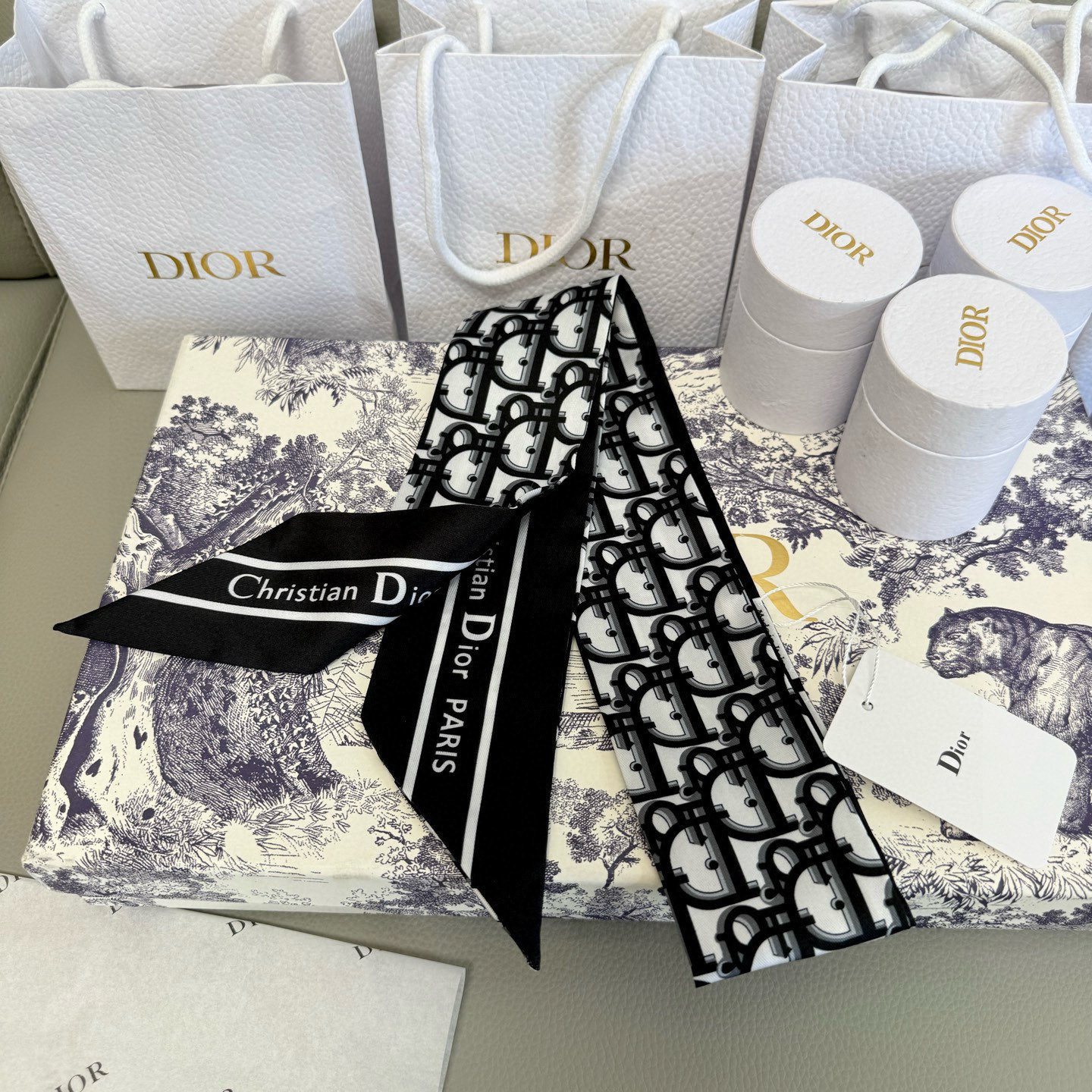 。 新款D字母💞这款 迪奥Montaigne Mitzah 发带丝巾从标志性的 Dior 精品店地址汲取