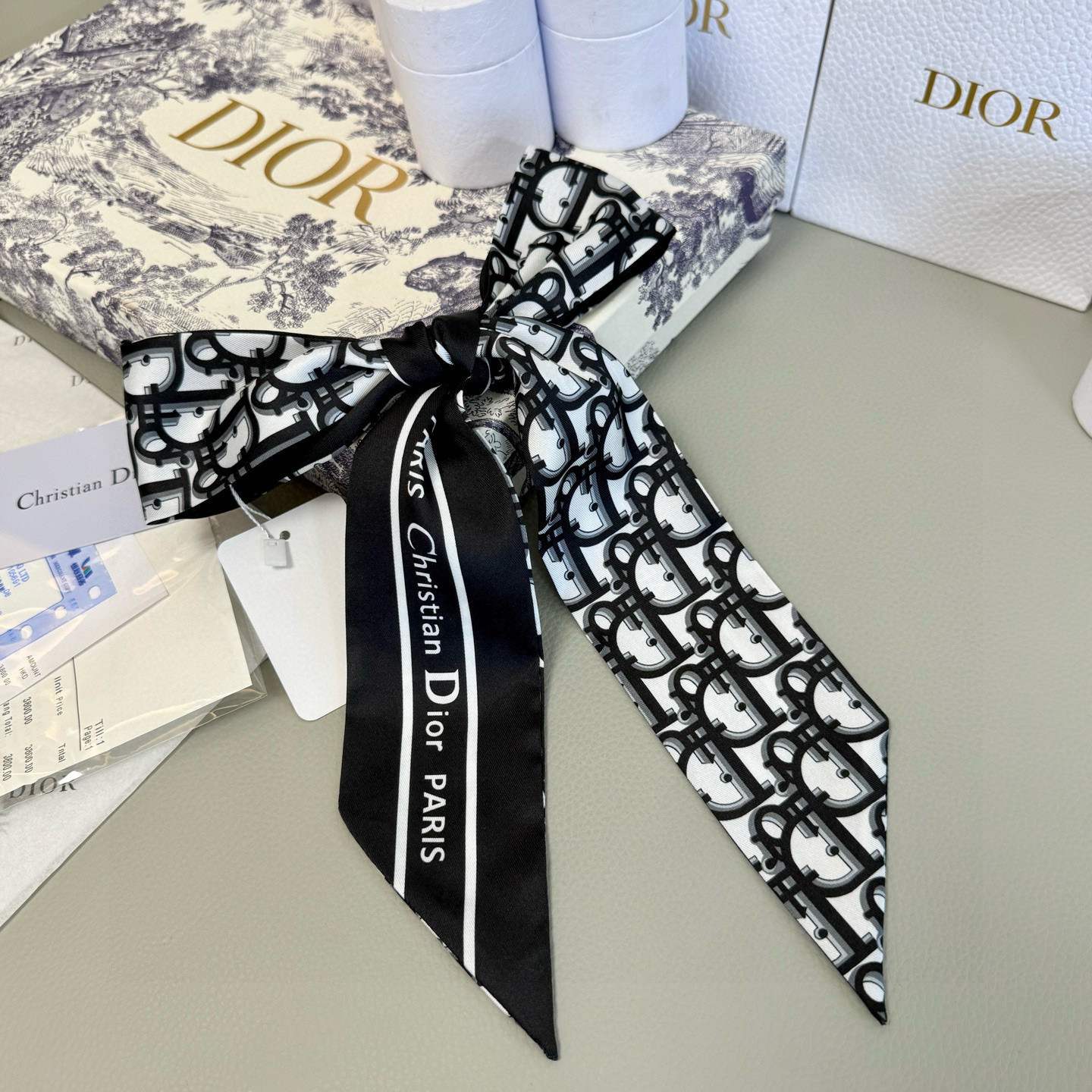 。 新款D字母💞这款 迪奥Montaigne Mitzah 发带丝巾从标志性的 Dior 精品店地址汲取