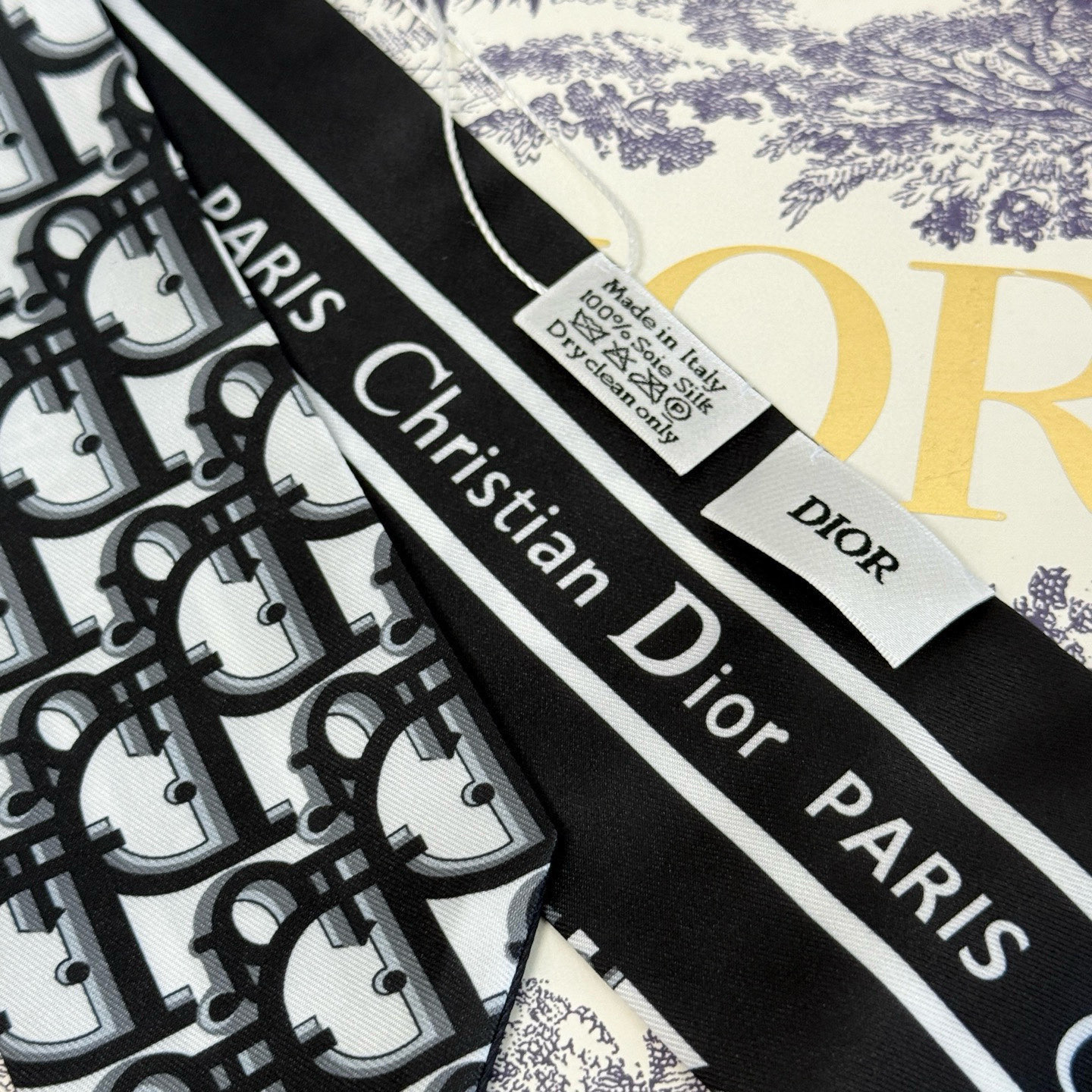 。 新款D字母💞这款 迪奥Montaigne Mitzah 发带丝巾从标志性的 Dior 精品店地址汲取