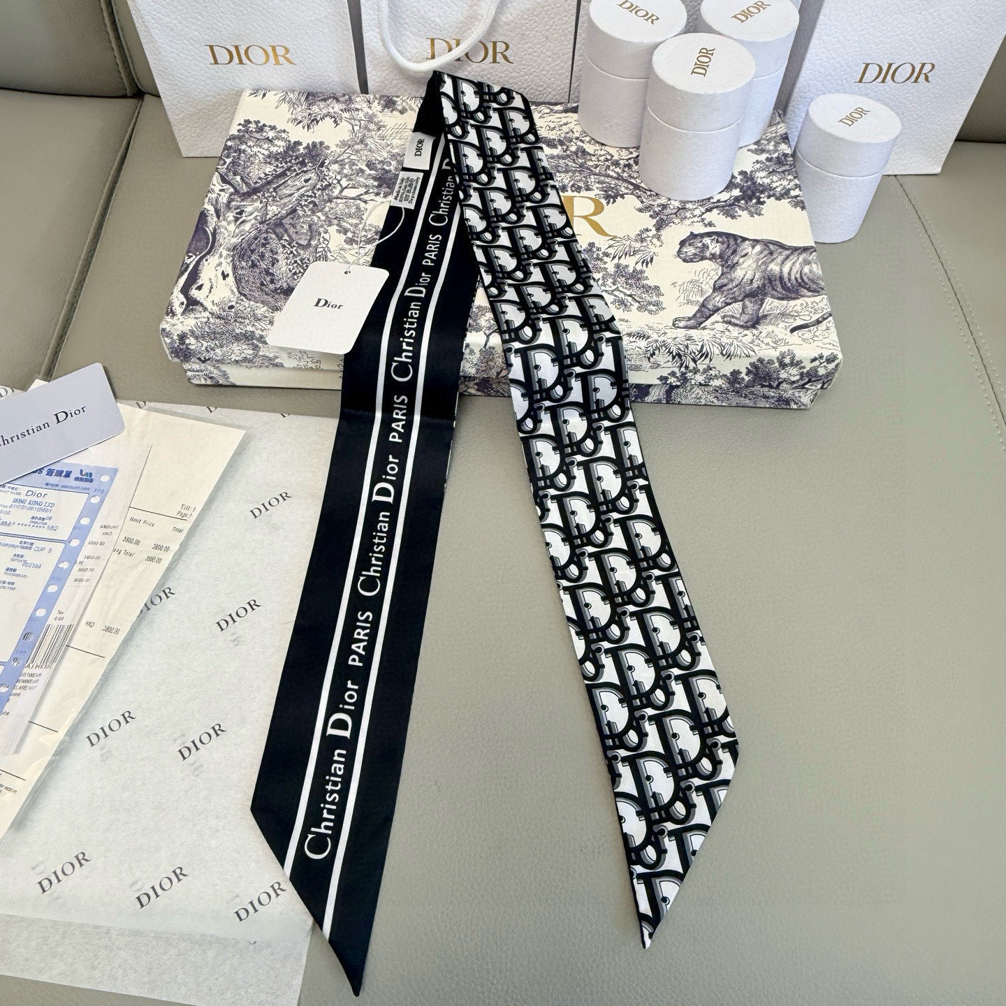 。 新款D字母💞这款 迪奥Montaigne Mitzah 发带丝巾从标志性的 Dior 精品店地址汲取