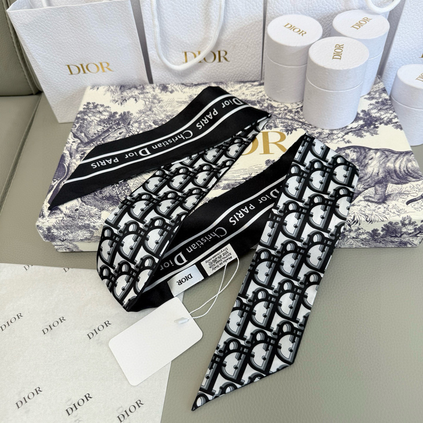 。 新款D字母💞这款 迪奥Montaigne Mitzah 发带丝巾从标志性的 Dior 精品店地址汲取